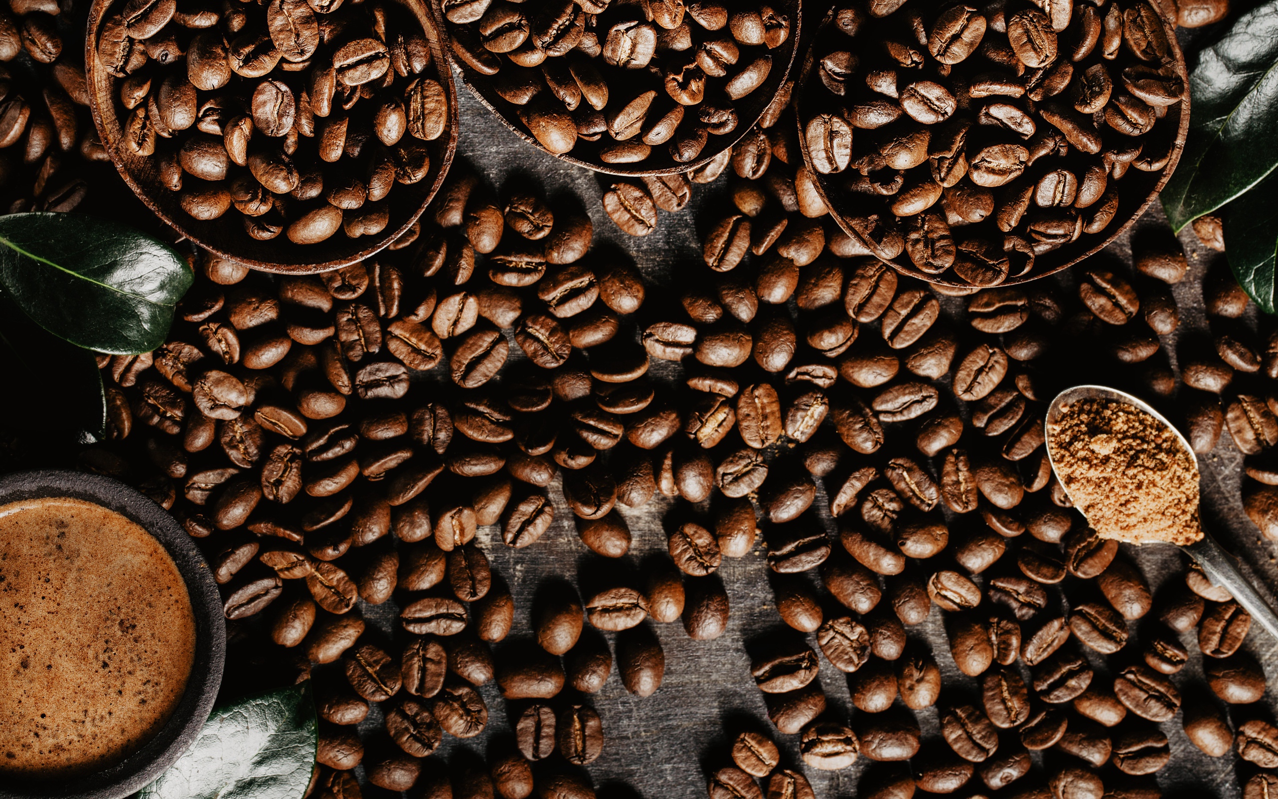 Кофейные зерна на столе крупным планом 