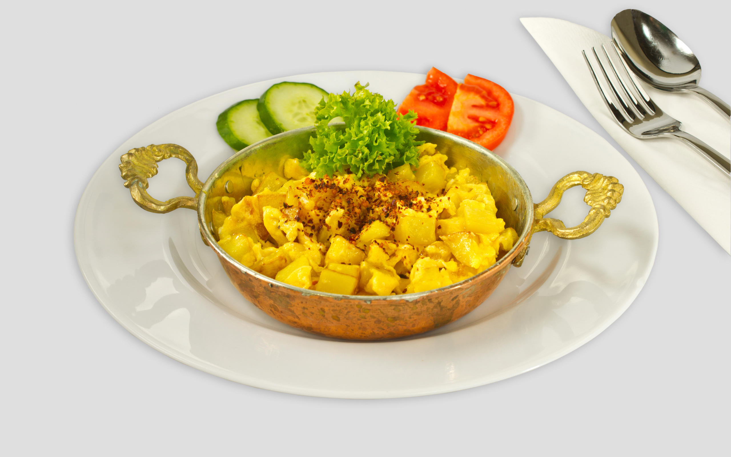 Картофель с овощами на белой тарелке