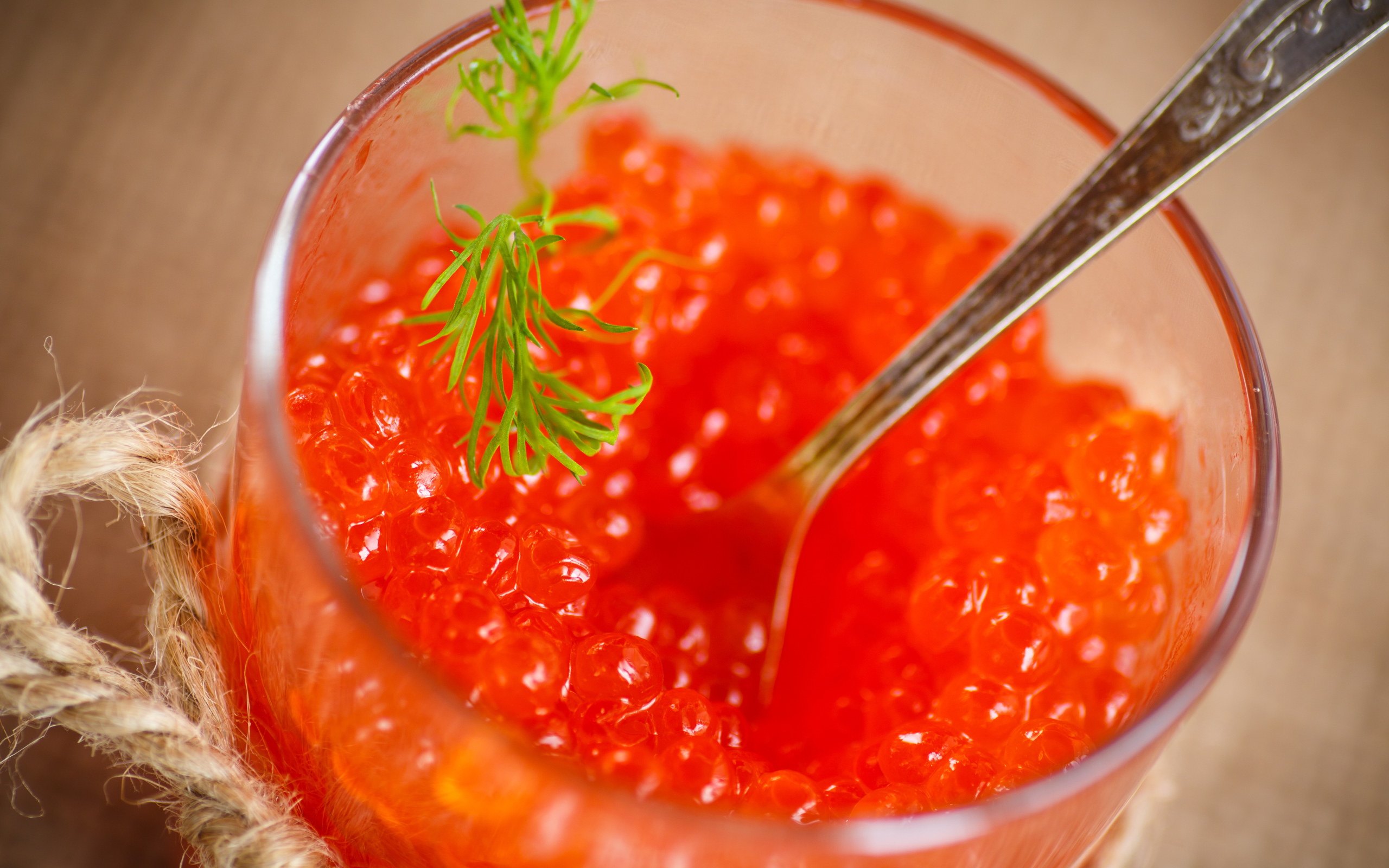 Красная икра в баночке с вилкой 