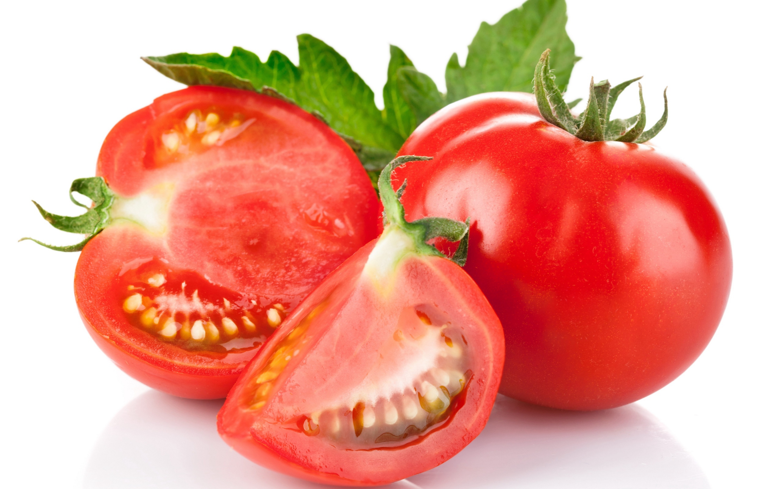Спелые красные помидоры на белом фоне