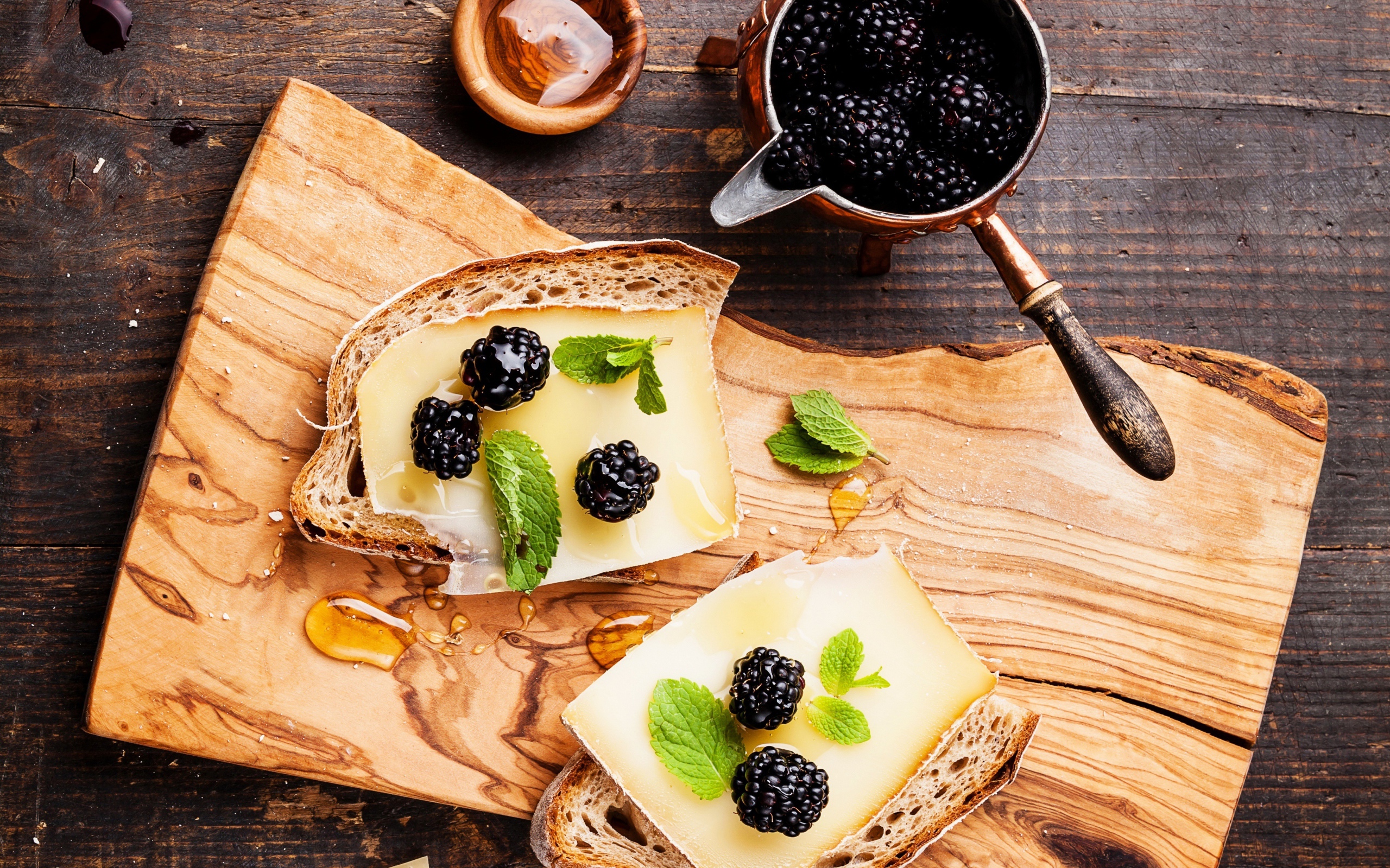 Бутерброды с сыром, медом и ягодами черники