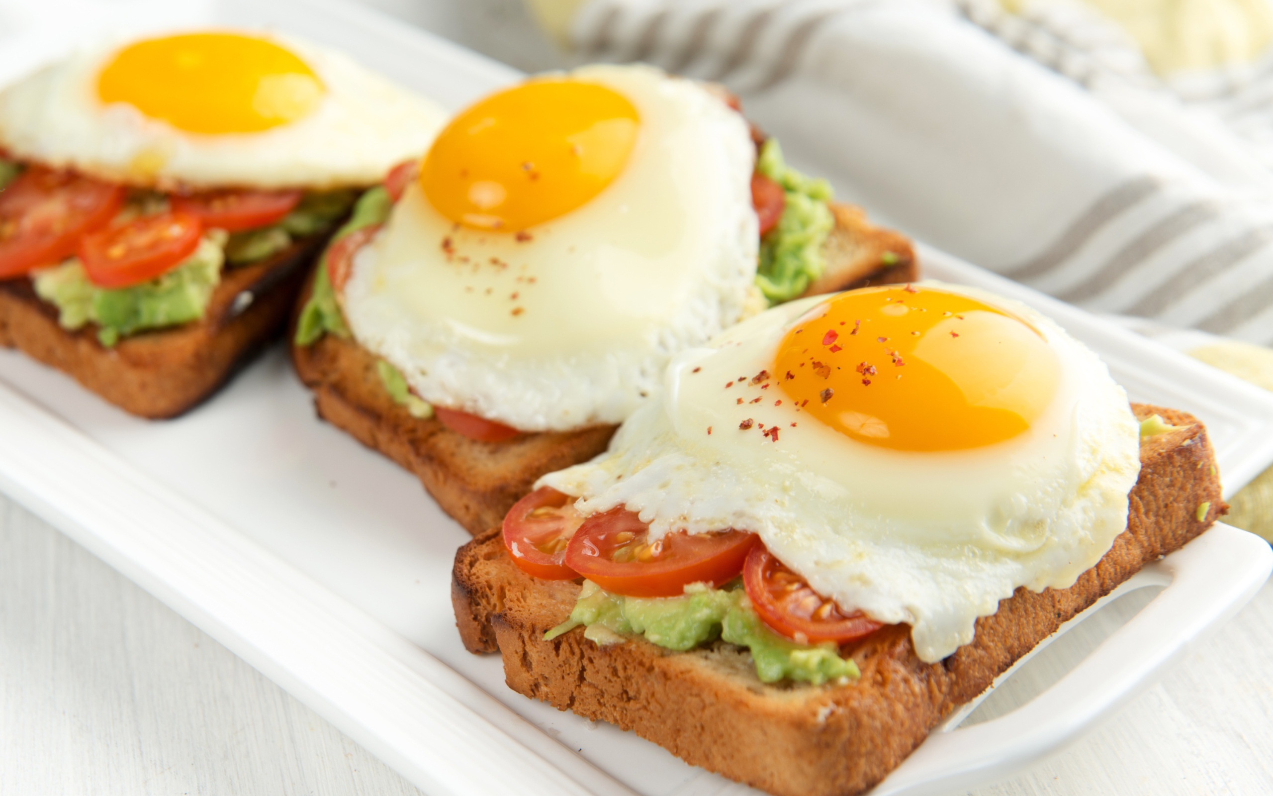 Бутерброды с помидорами и яичницей