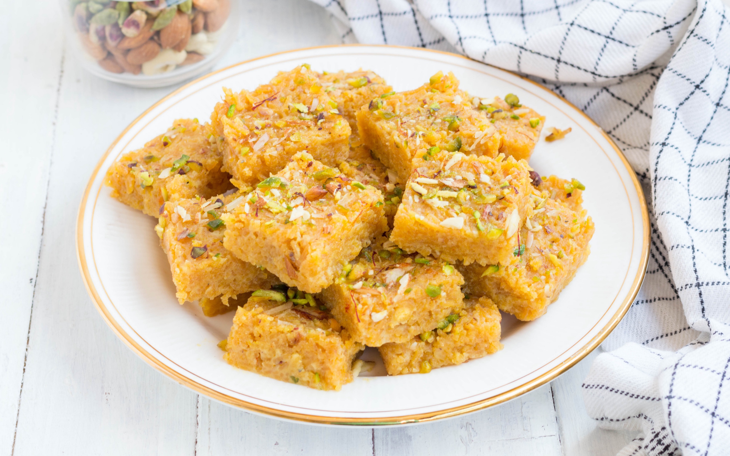 Кусочки сыра тофу на тарелке