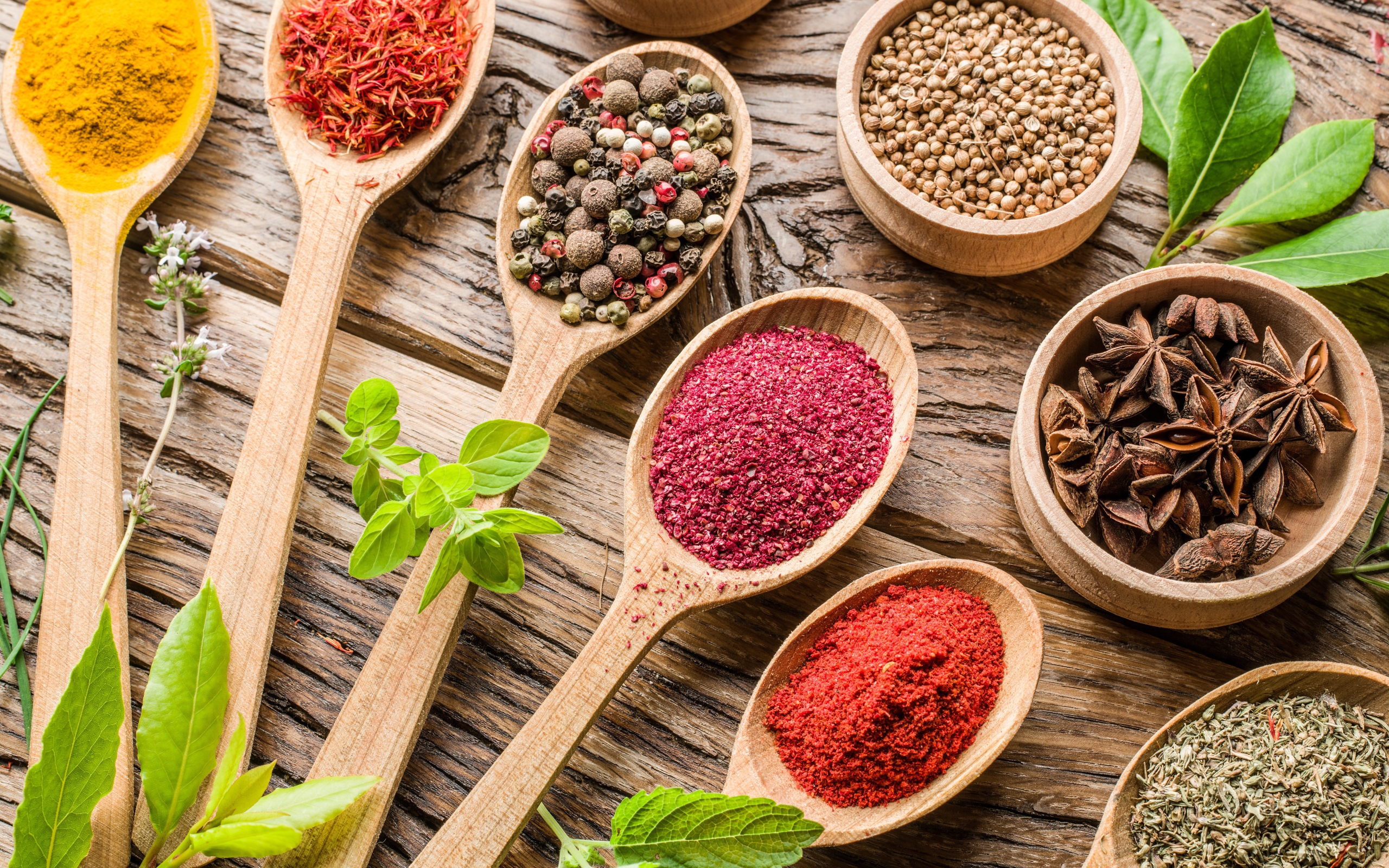 Специи в деревянных ложках на столе