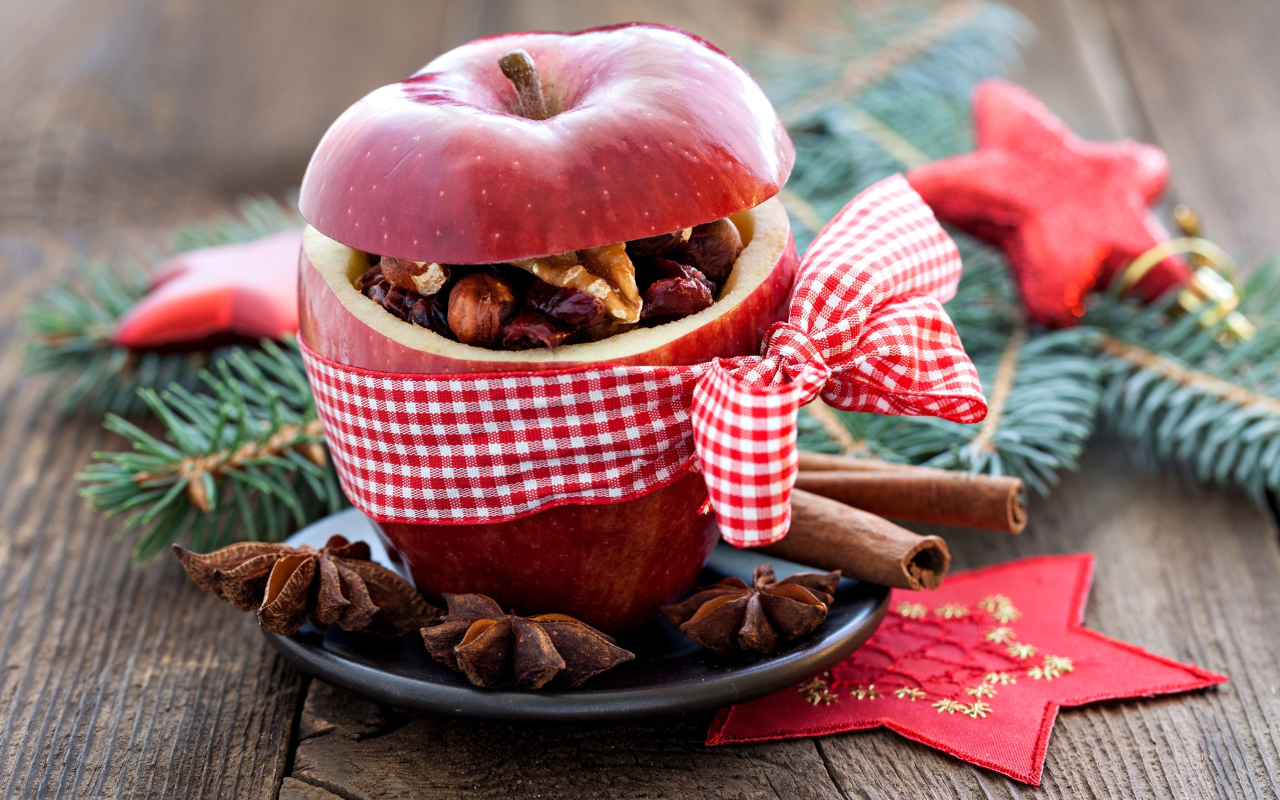 Яблоко с орехами внутри перевязано бантом