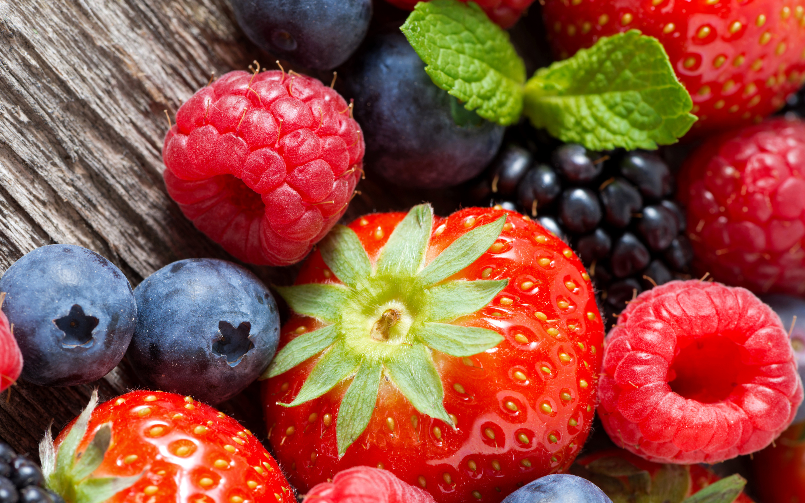 Ягоды малины, клубники, ежевики и черники крупным планом