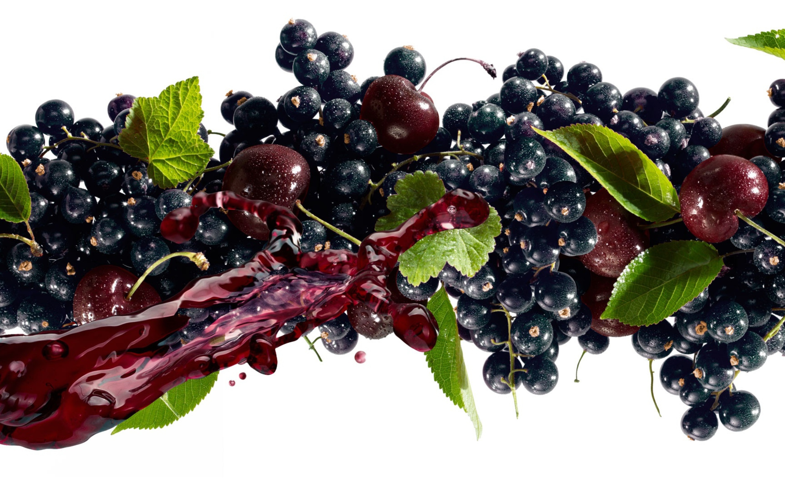 Черная смородина с черешней и соком на белом фоне 
