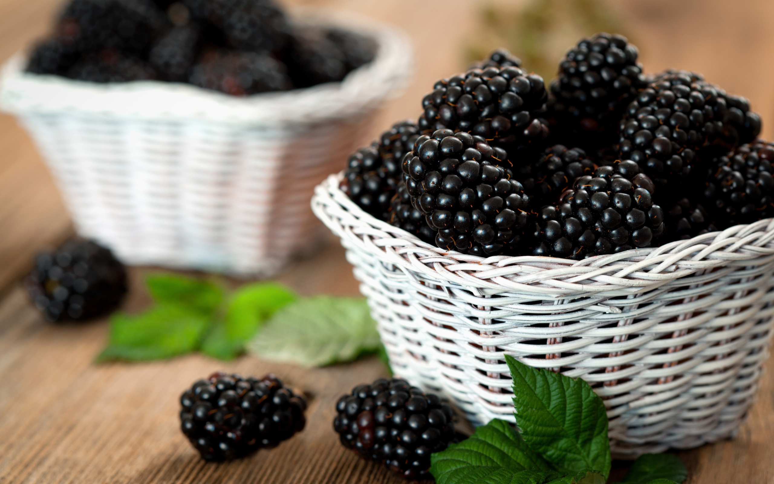 Свежые ягоды ежевики в белой корзинке на столе