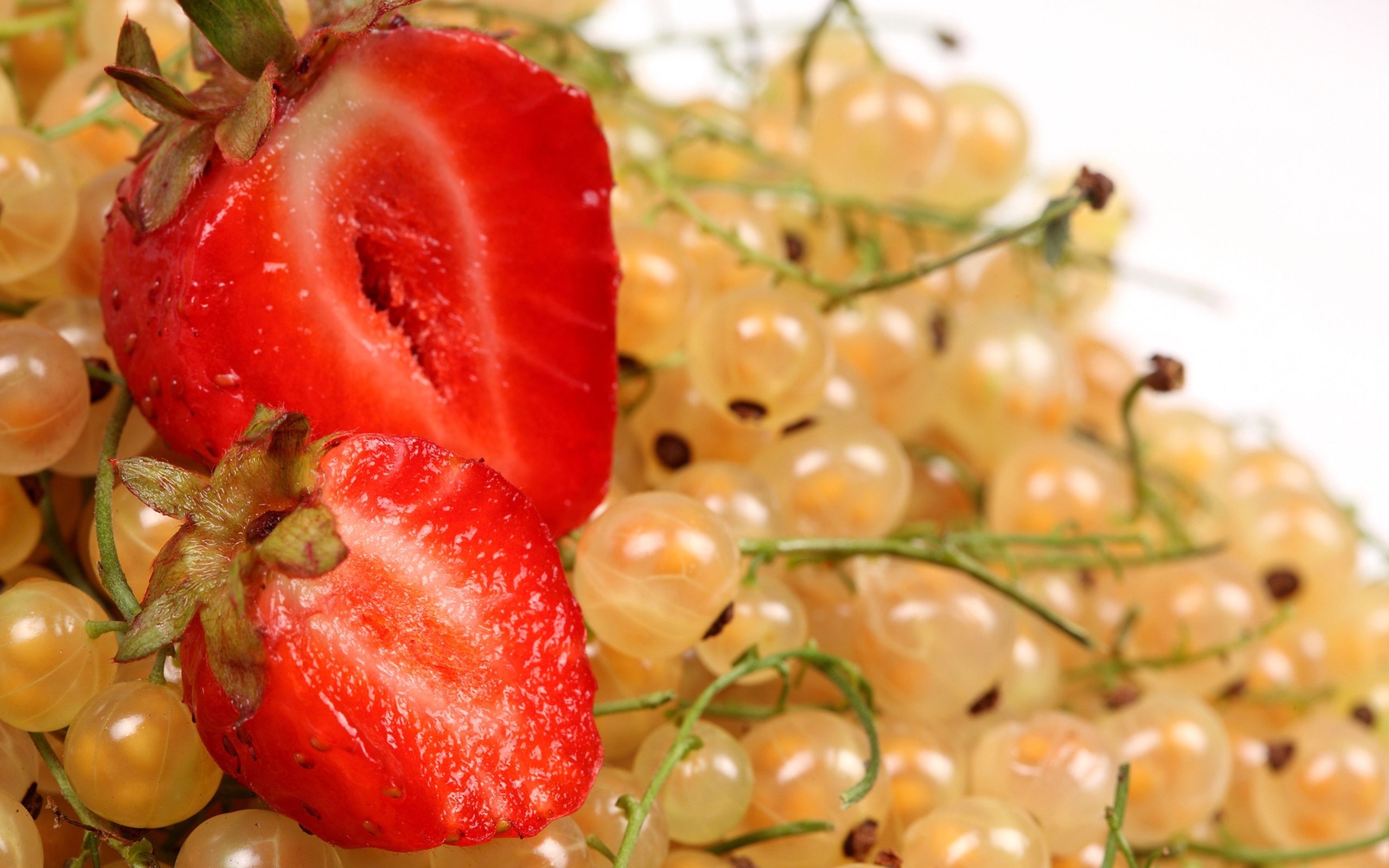 Свежая красная клубника с ягодами белой смородины