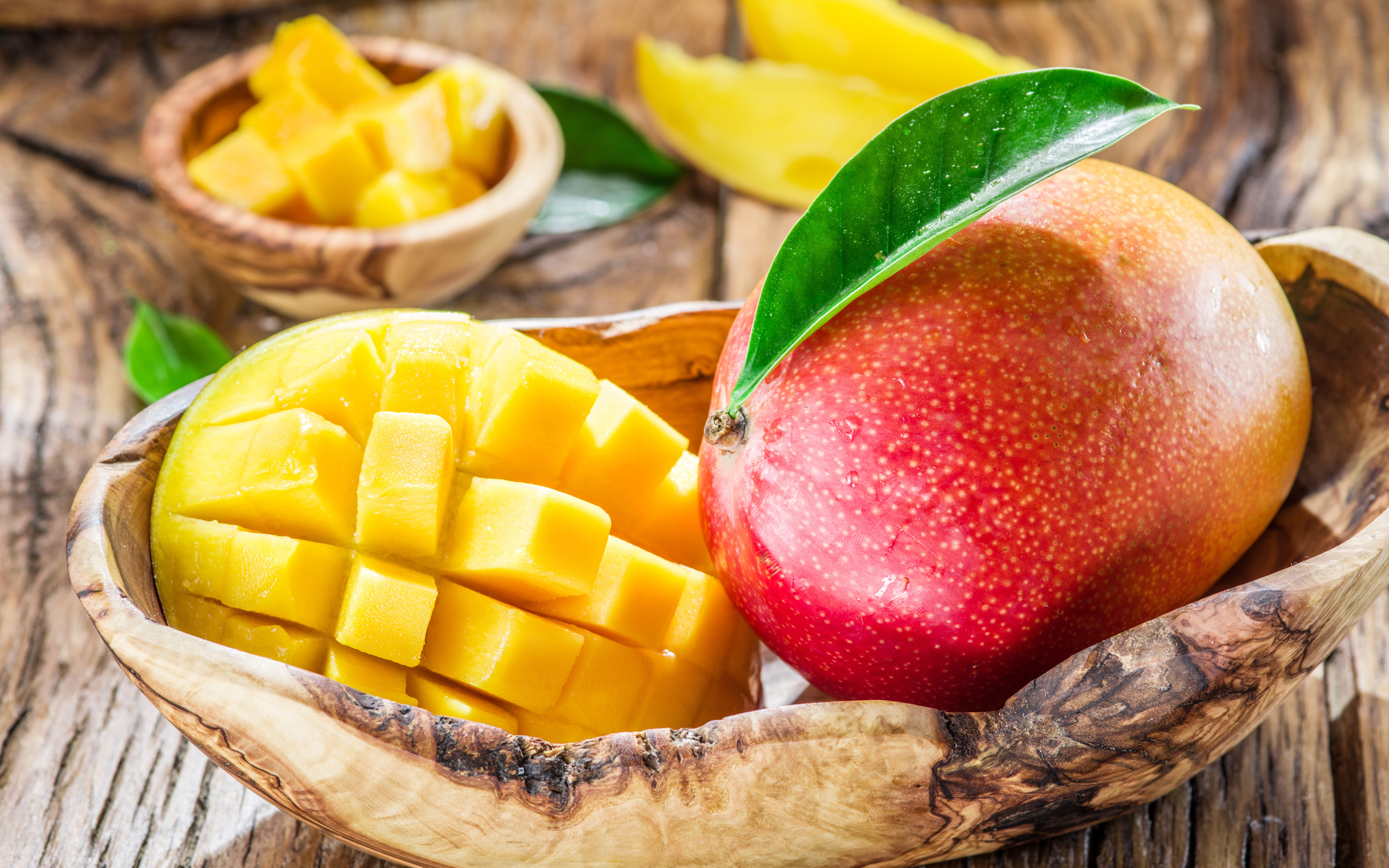 Очищенный манго на столе крупным планом