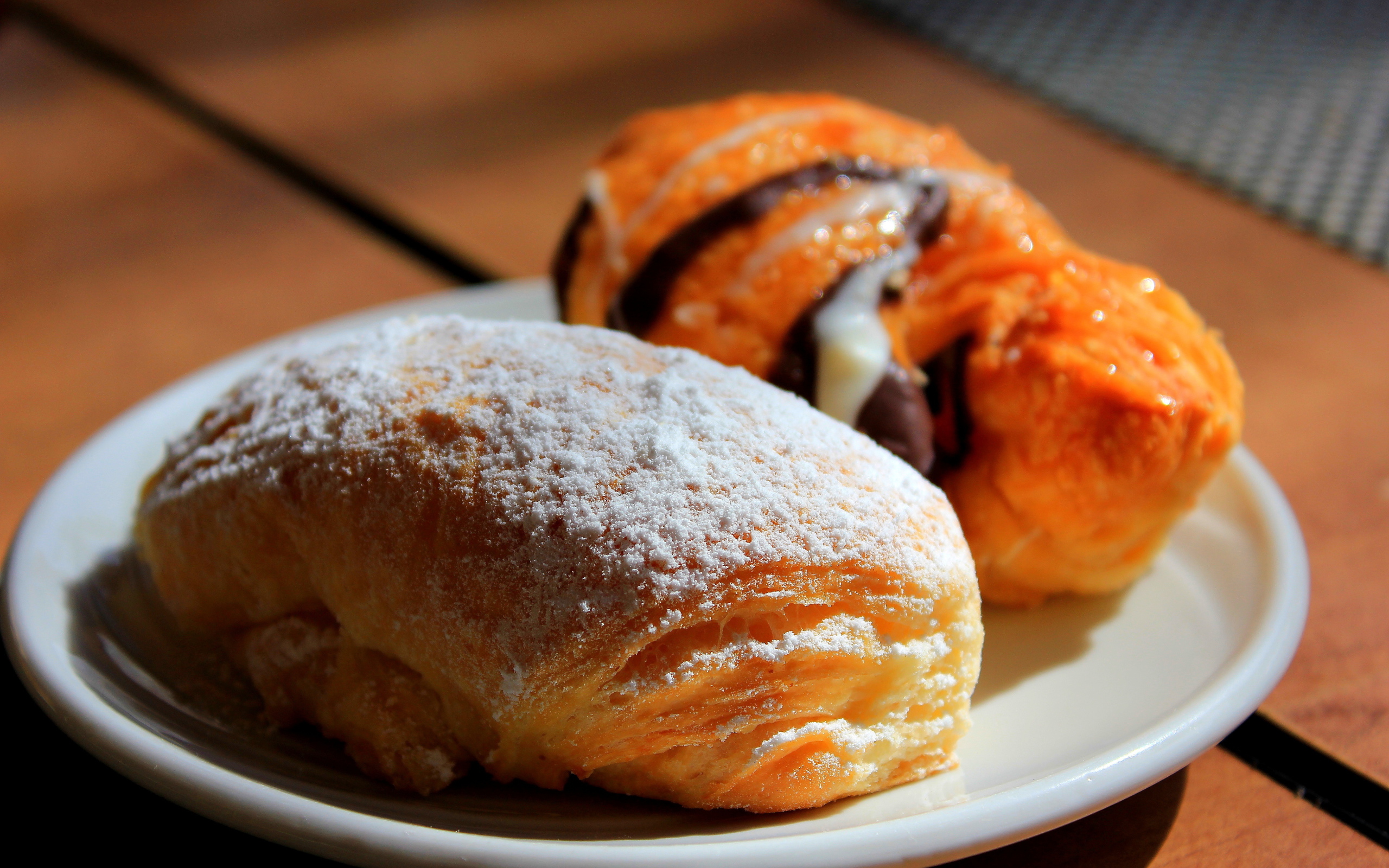 Свежие аппетитные булочки на белой тарелке