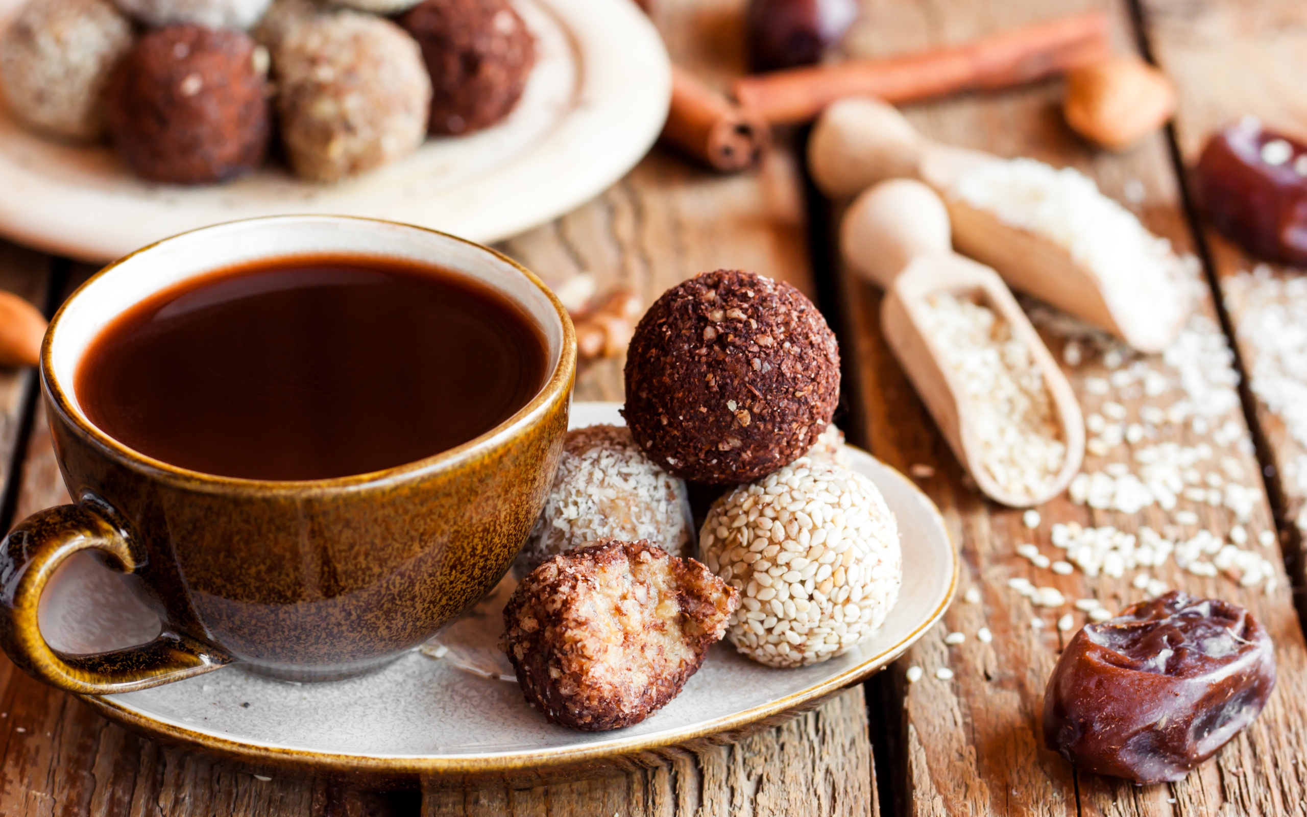 Большая чашка кофе с круглыми аппетитными конфетами