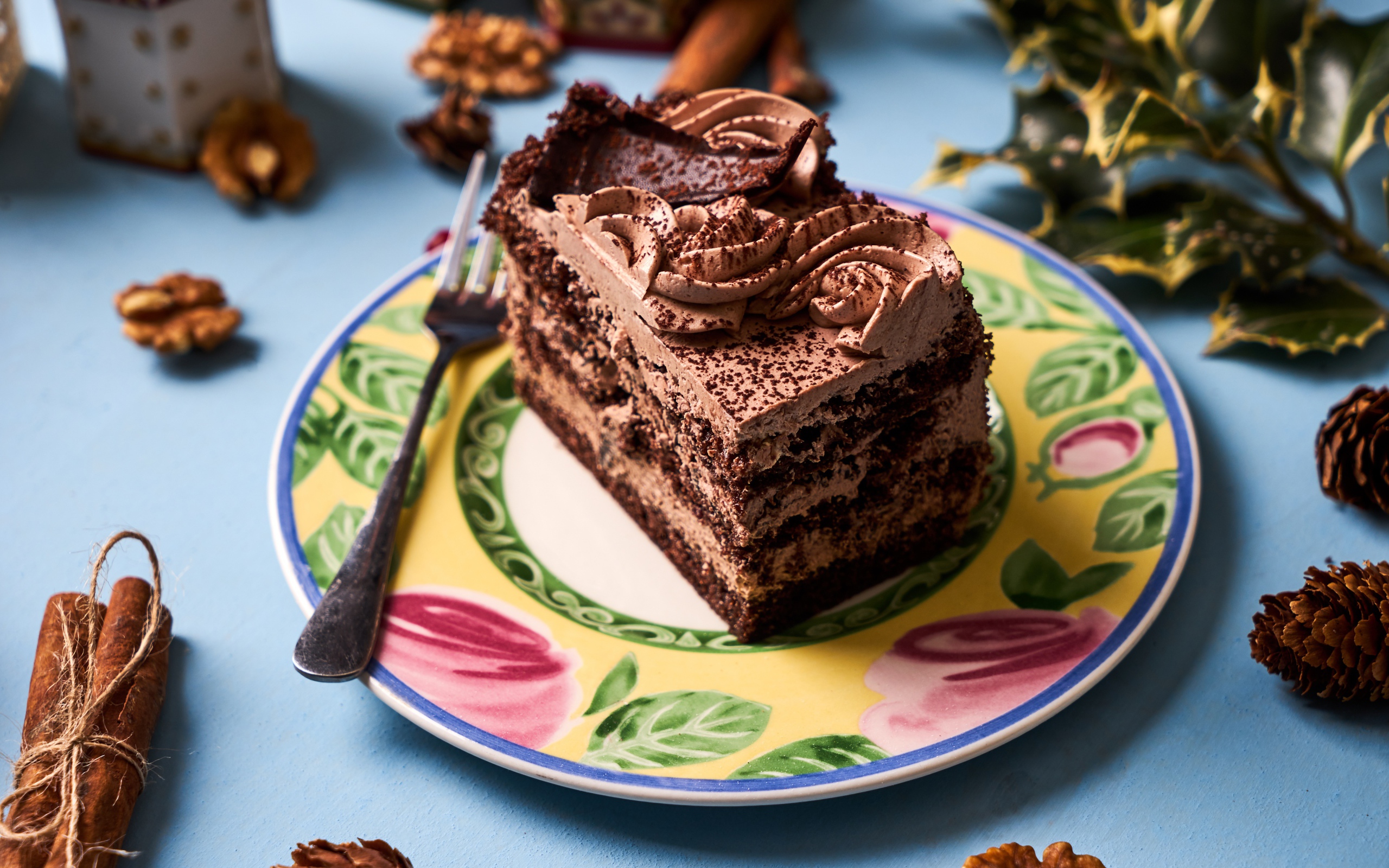 Кусок торта с кремом и шоколадом на тарелке 