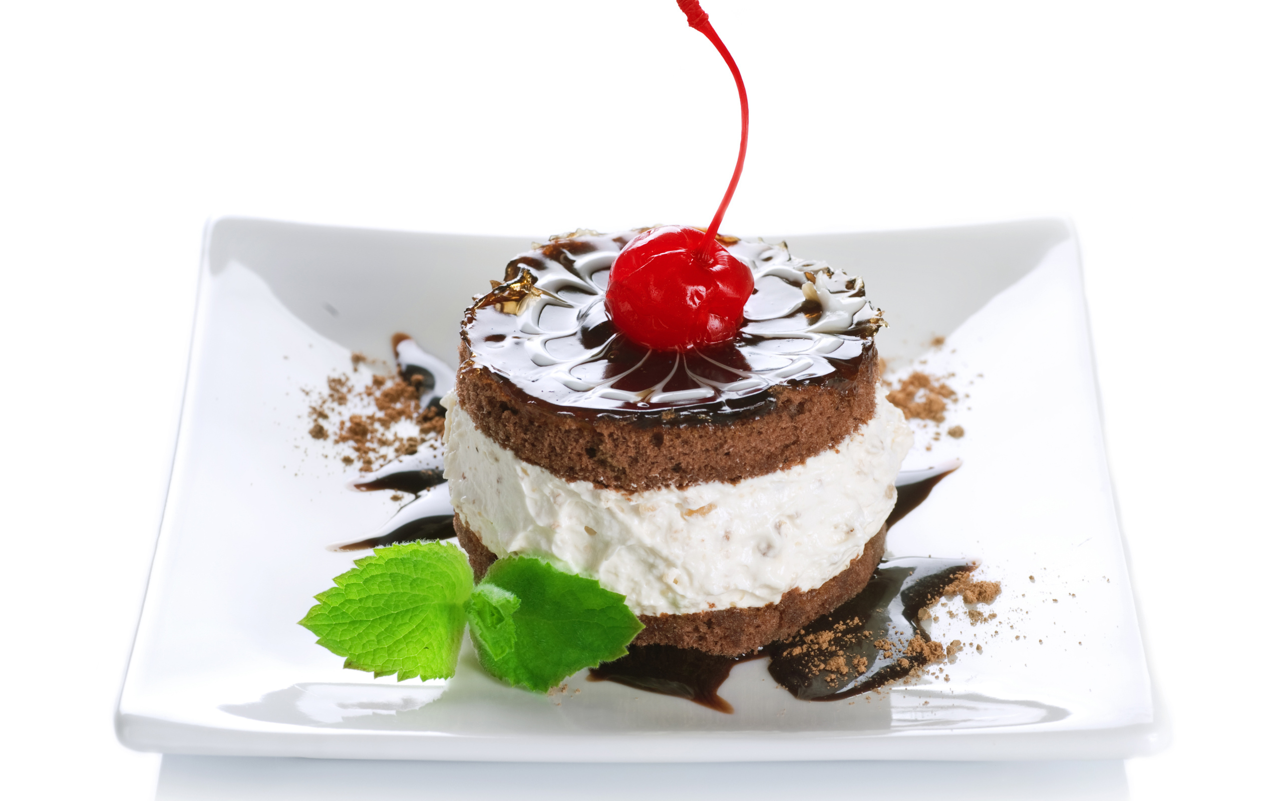 Аппетитное пирожное с вишней на белом фоне