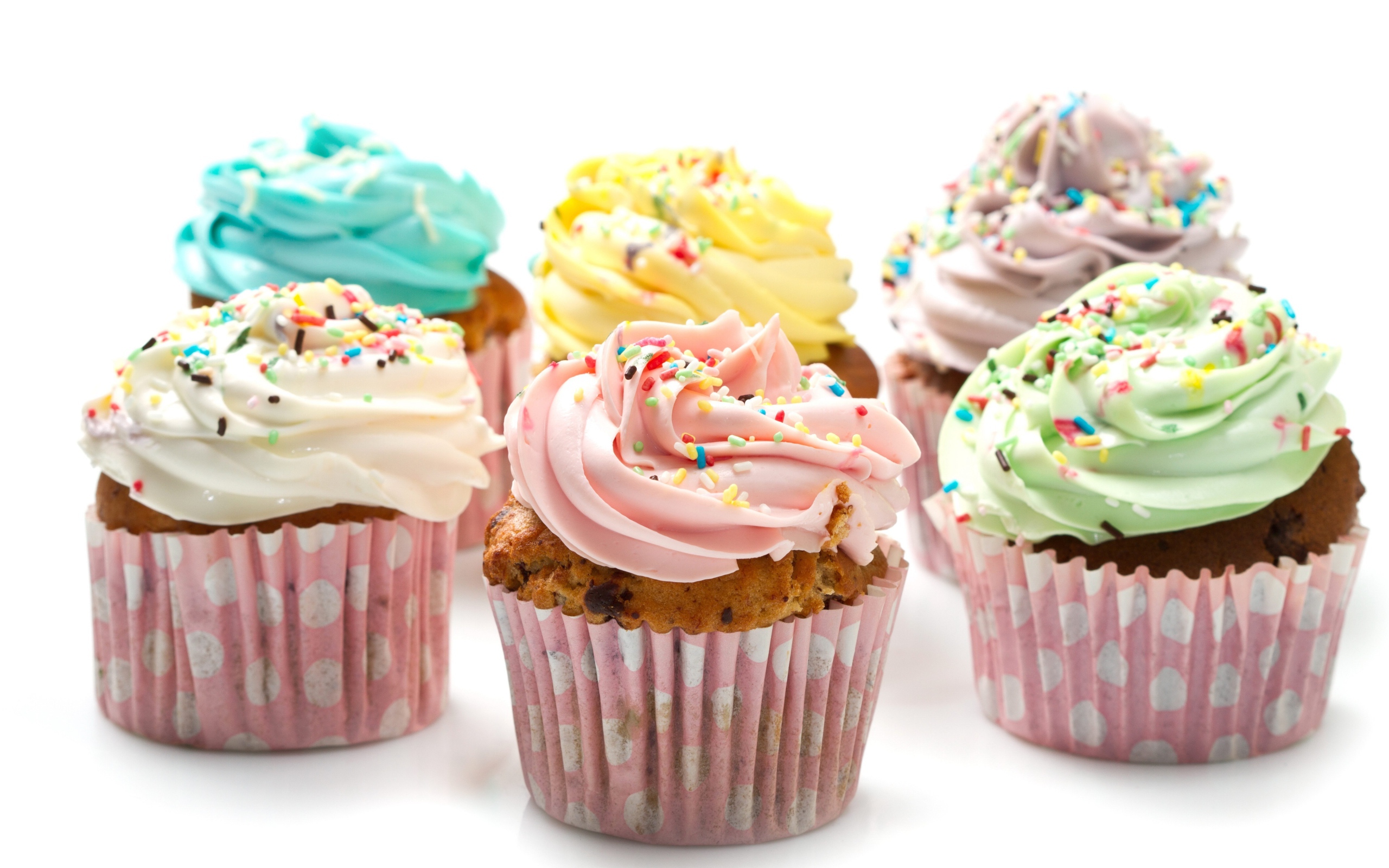 Аппетитные капкейки с кремом на белом фоне