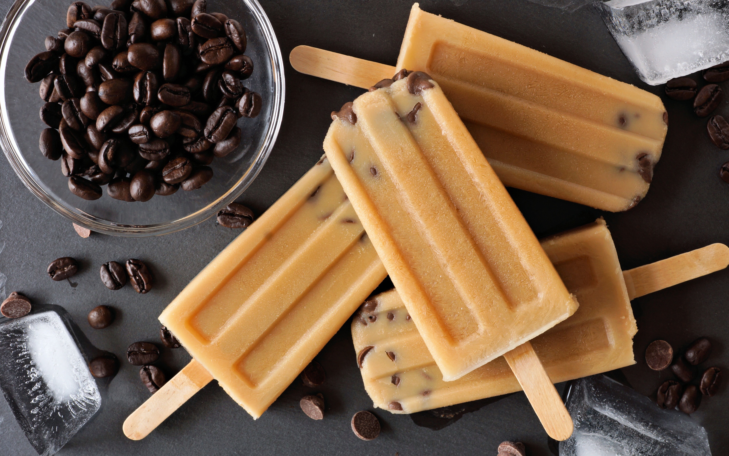 Аппетитное фруктовое мороженое с кофейными зернами