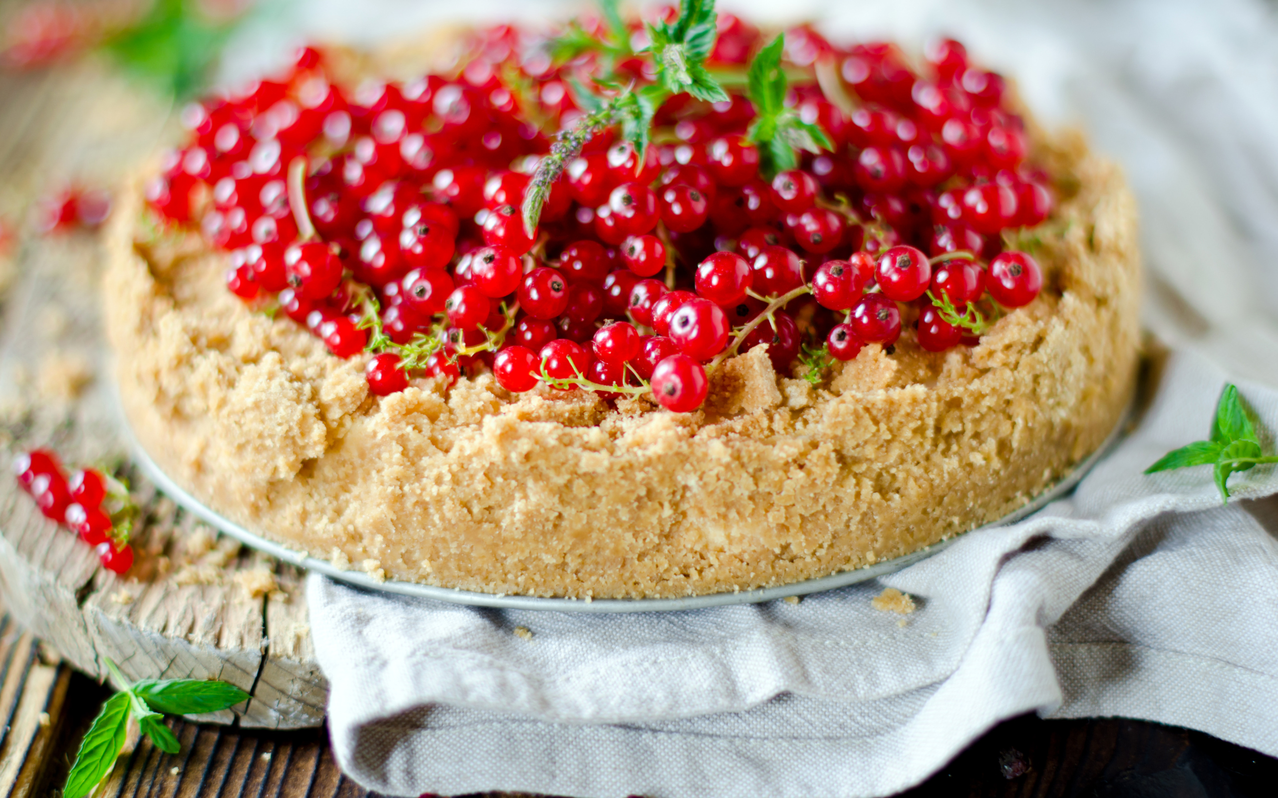 Аппетитный песочный пирог с красной смородиной