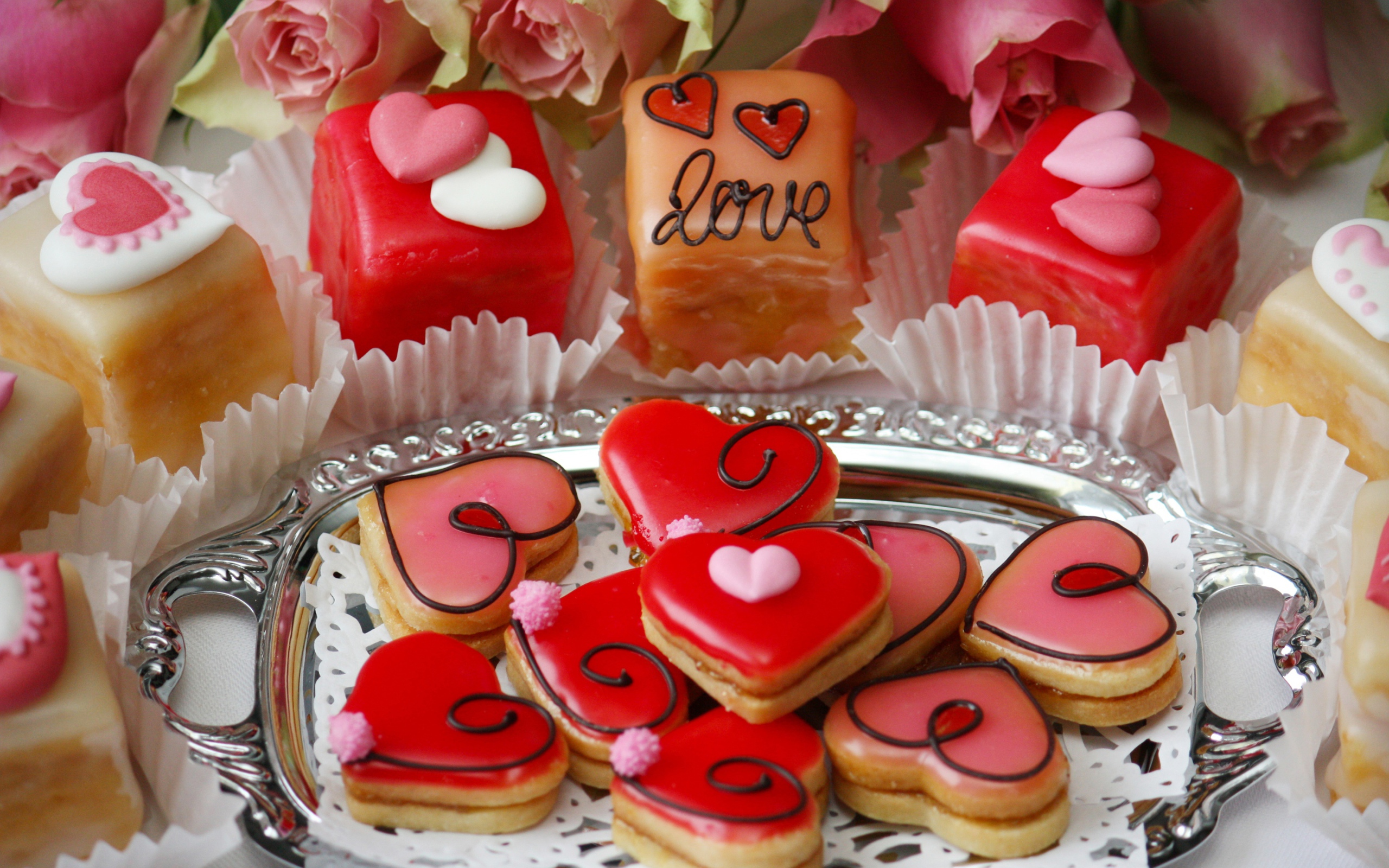 Аппетитное сладкое печенье в форме сердечек