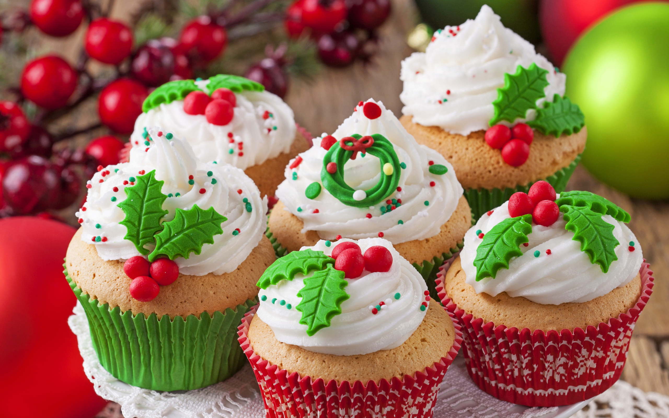 Красивые рождественские кексы с кремом