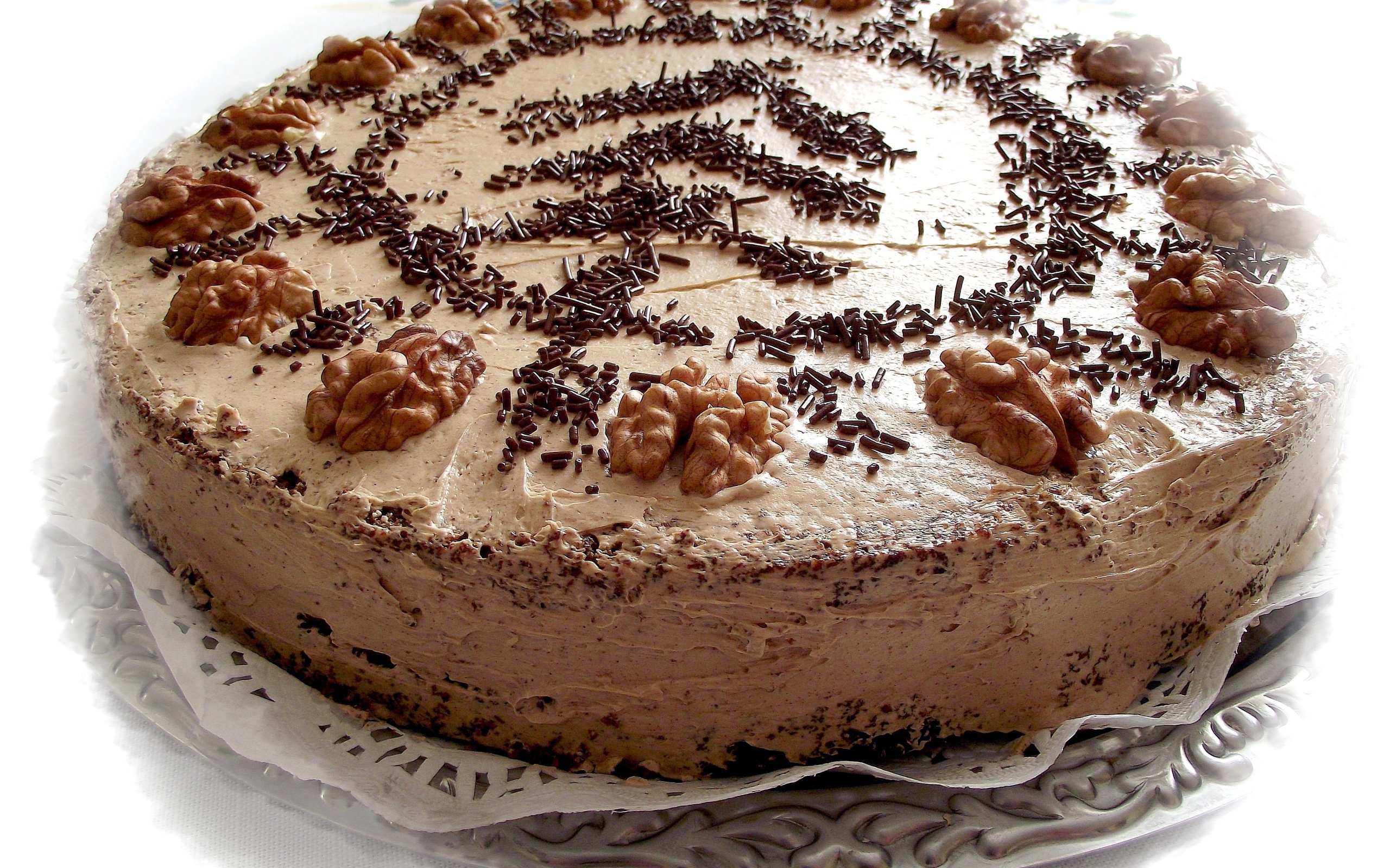 Красивый праздничный торт с грецкими орехами