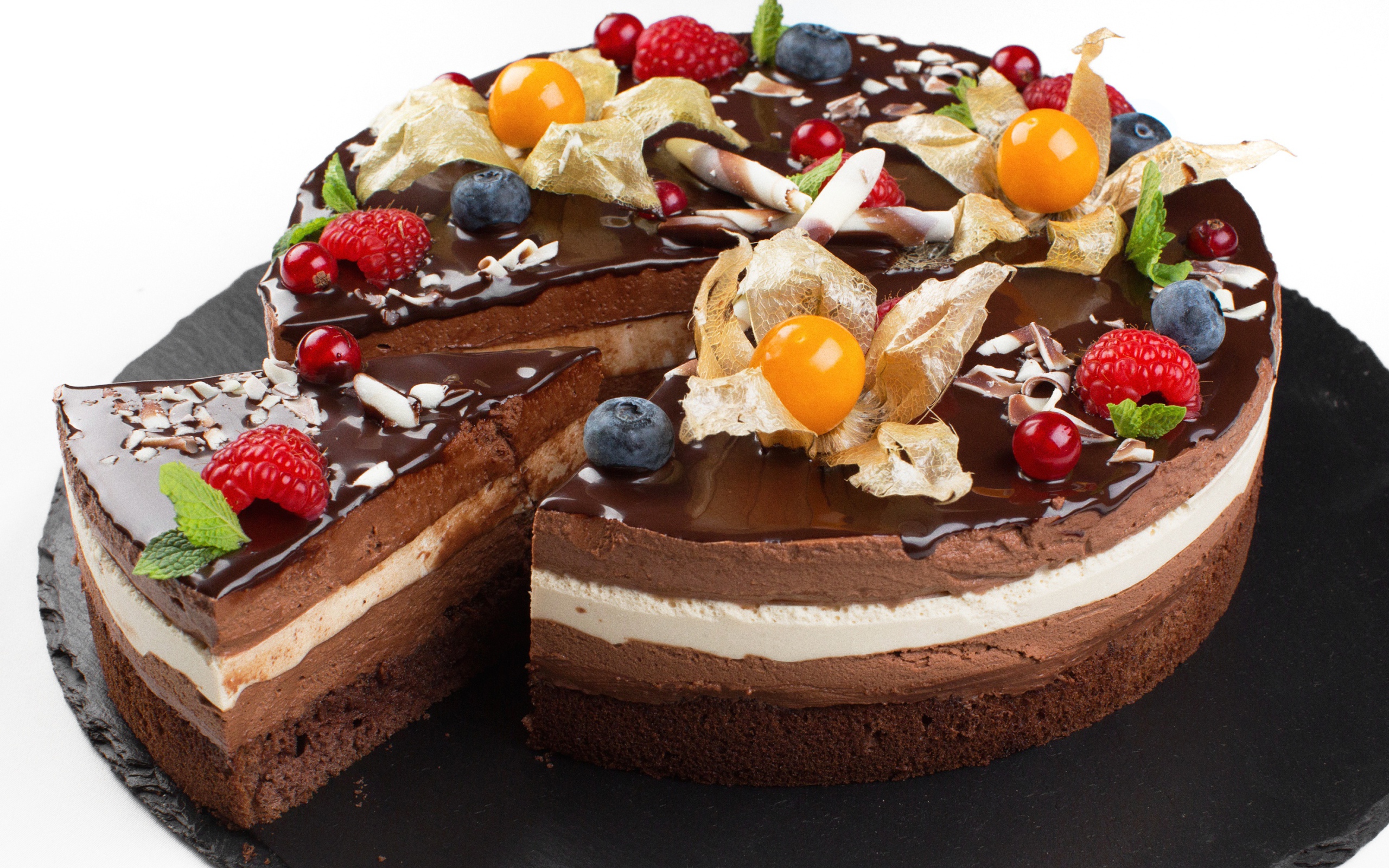 Красивый торт с суфле, шоколадом и ягодами