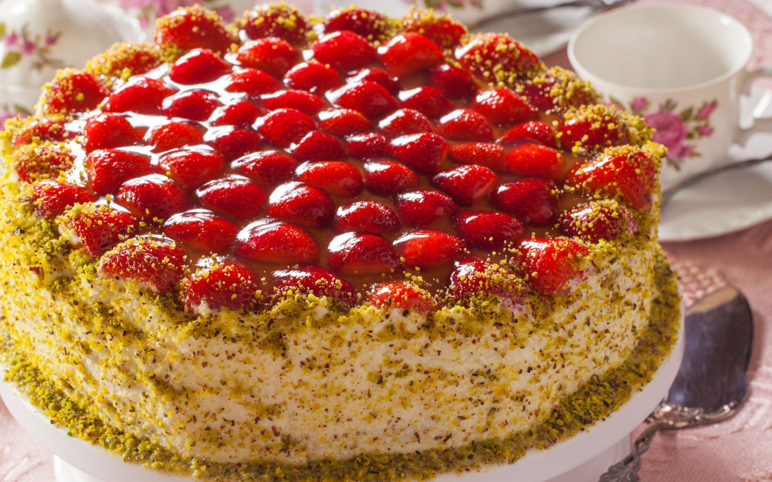 Красивый торт с клубникой 