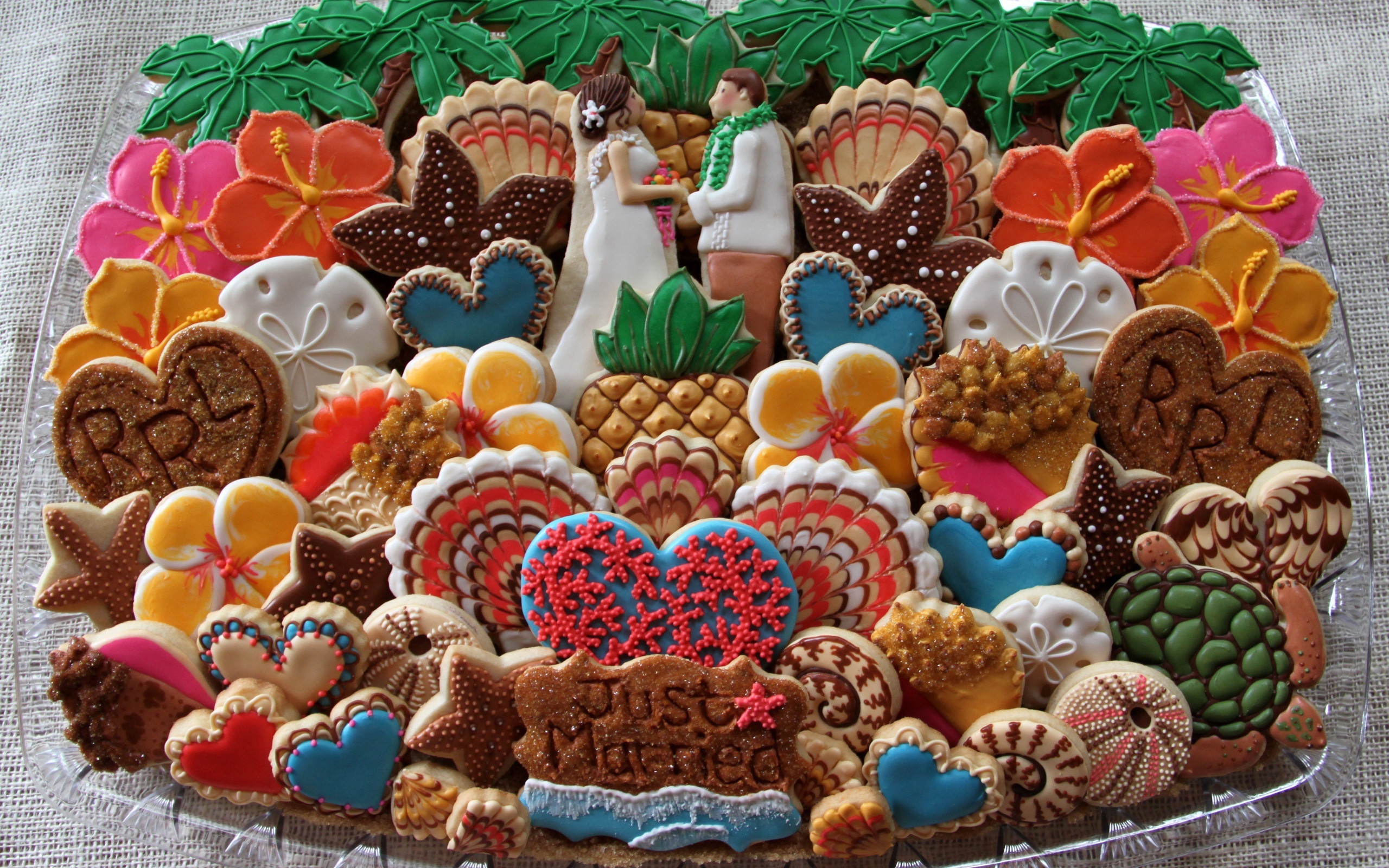 Красивое разноцветное печенье на свадьбу