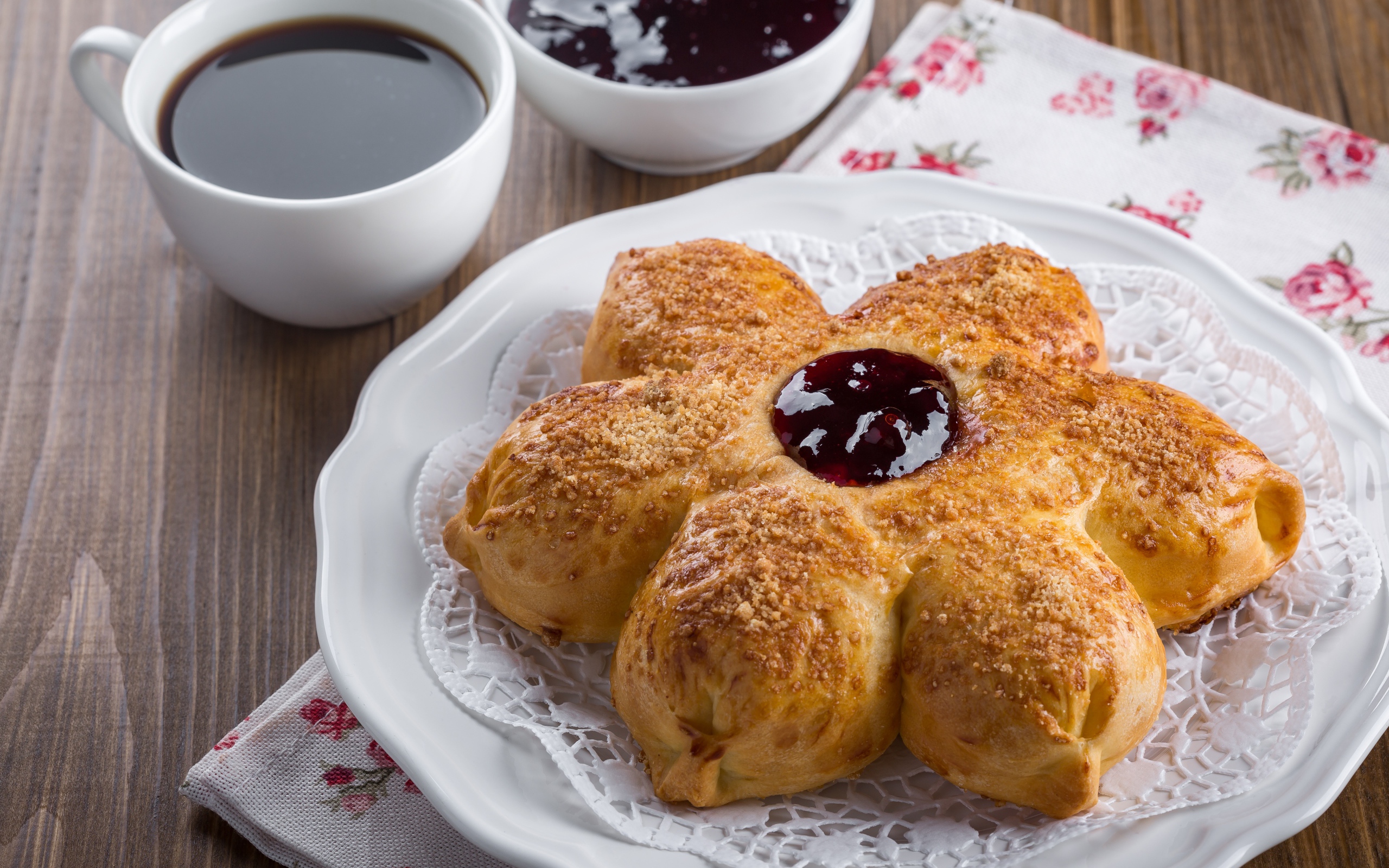 Красивый пирог на столе с чаем