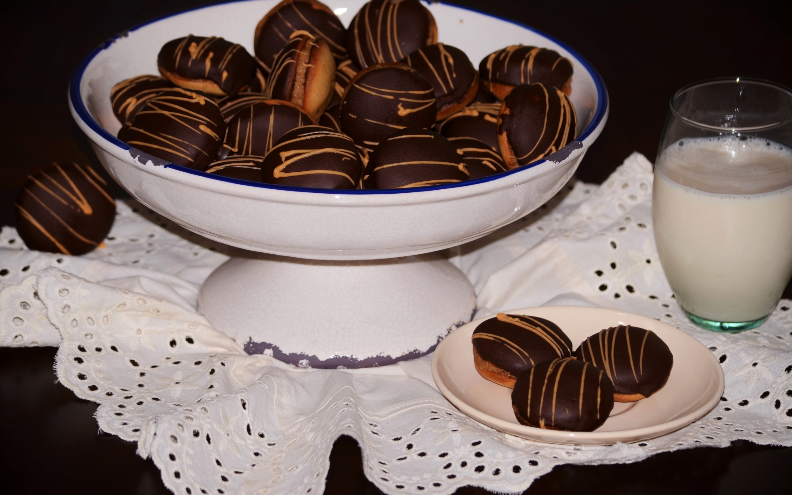 Печенье с шоколадом и молоком на столе