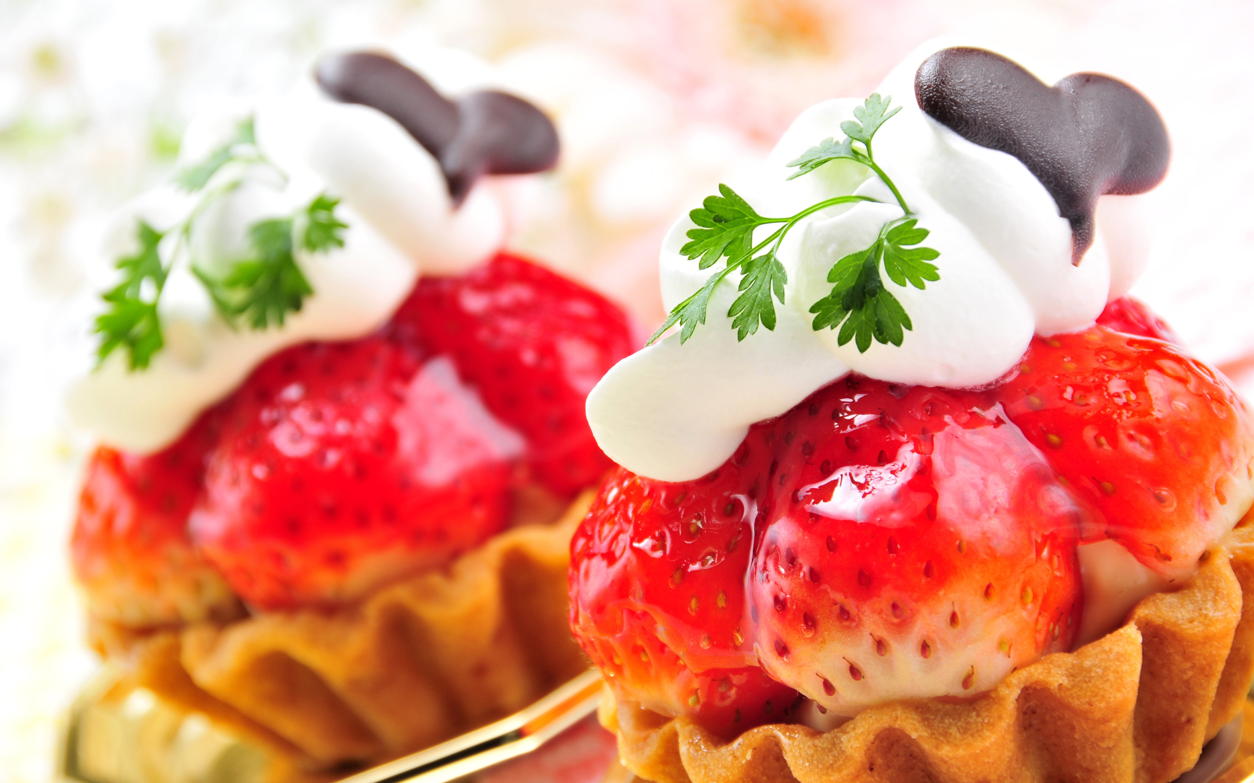 Пирожное с ягодами клубники, сливками и шоколадом