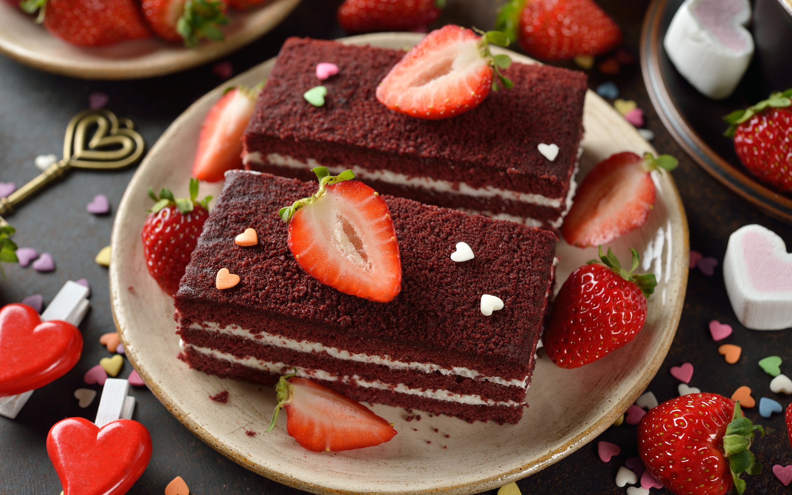 Пирожное с ягодами клубники на столе 