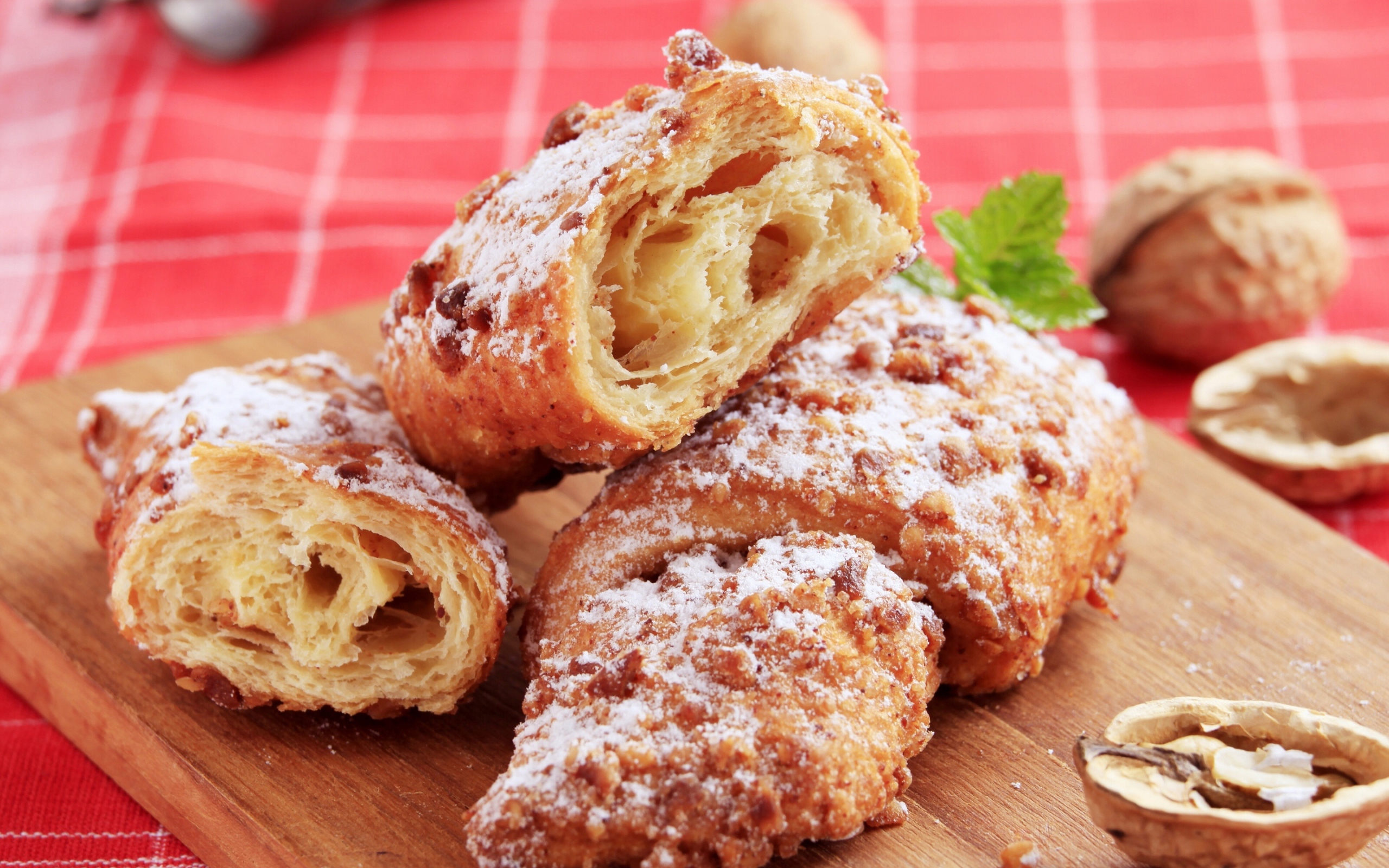 Круассаны с орехом и сахарной пудрой на разделочной доске