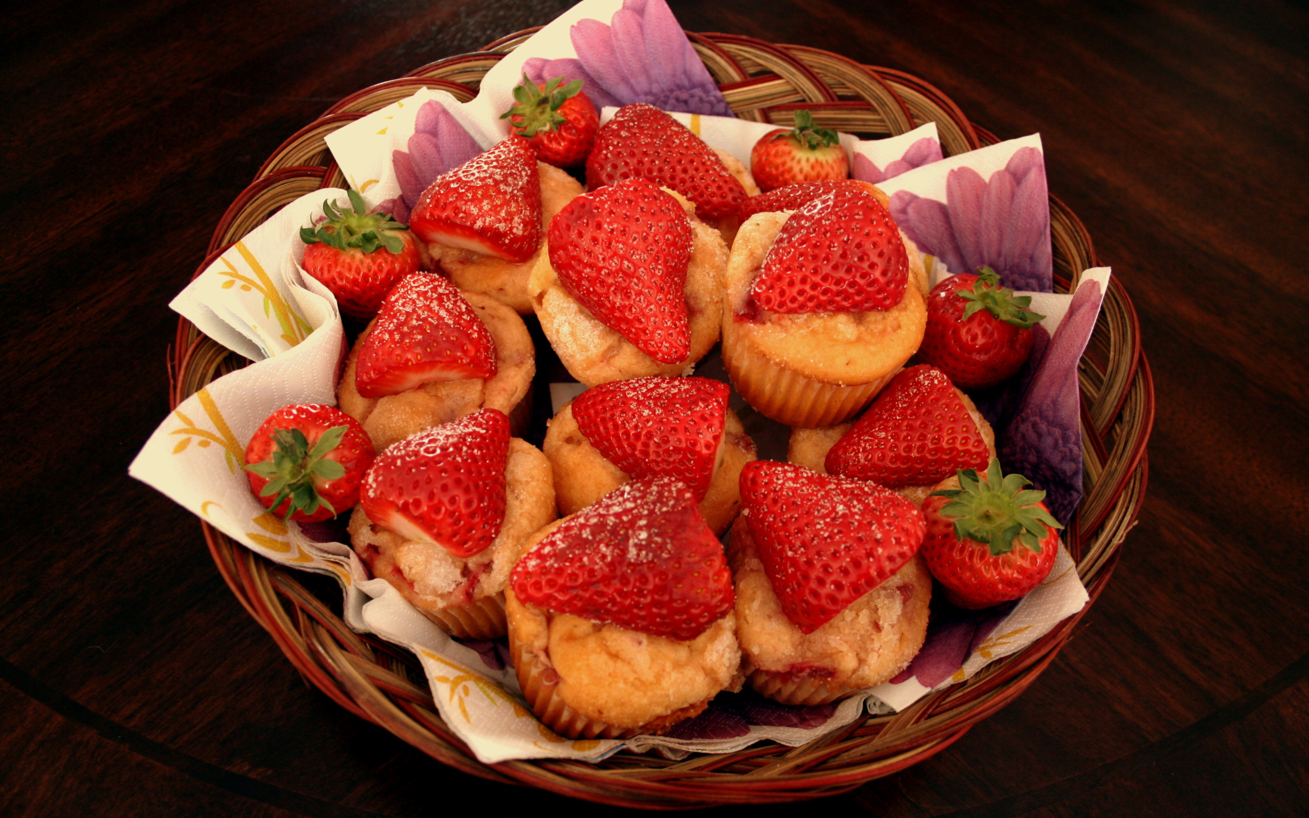 Кексы с клубникой в корзинке