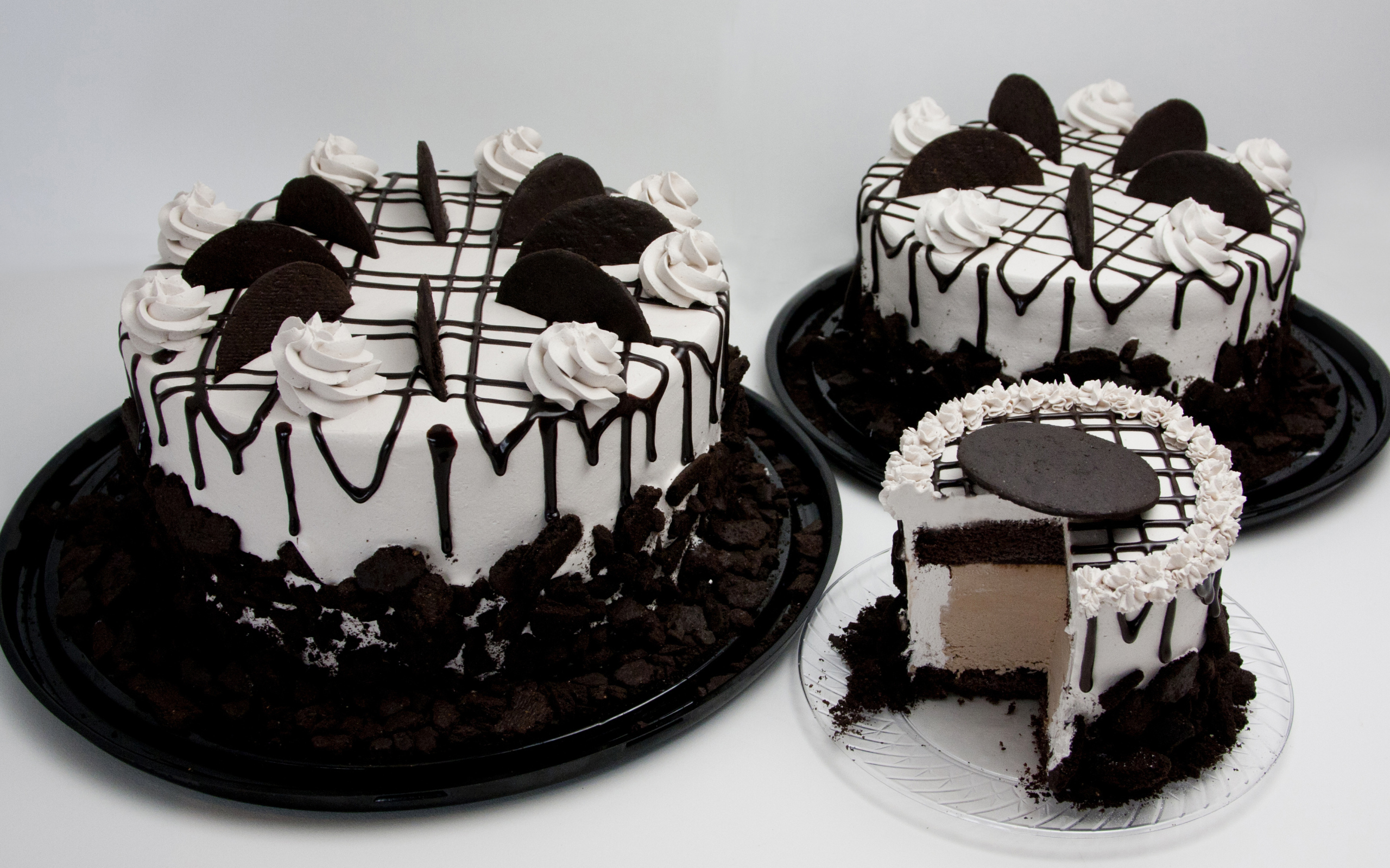 Вкусное пирожное с шоколадным печеньем  