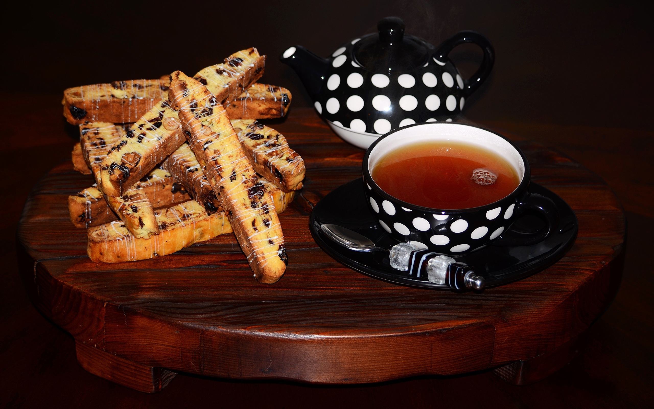 Вкусное печенье с орехами на столе с чашкой чая