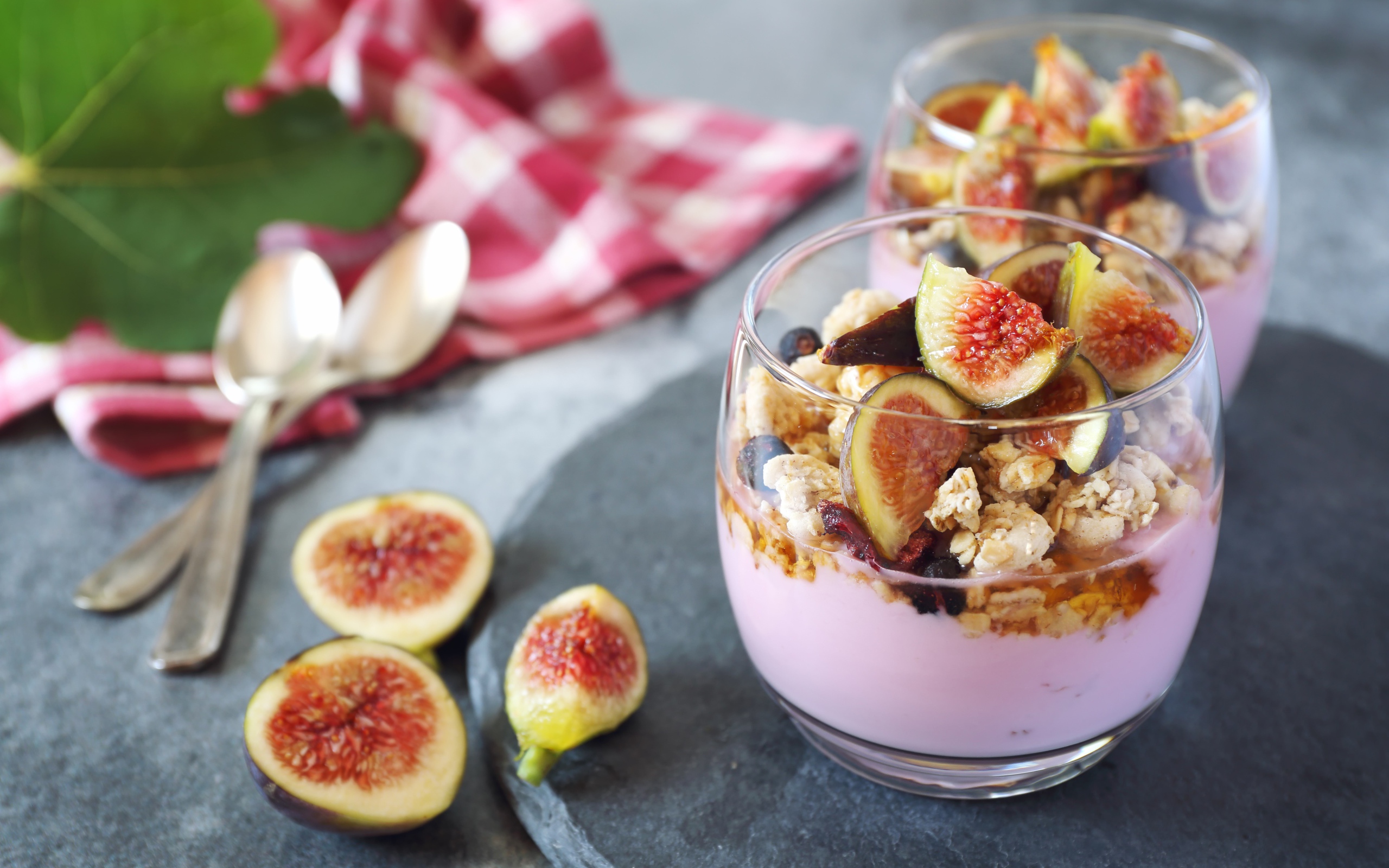 Десерт с хлопьями и кусочками инжира
