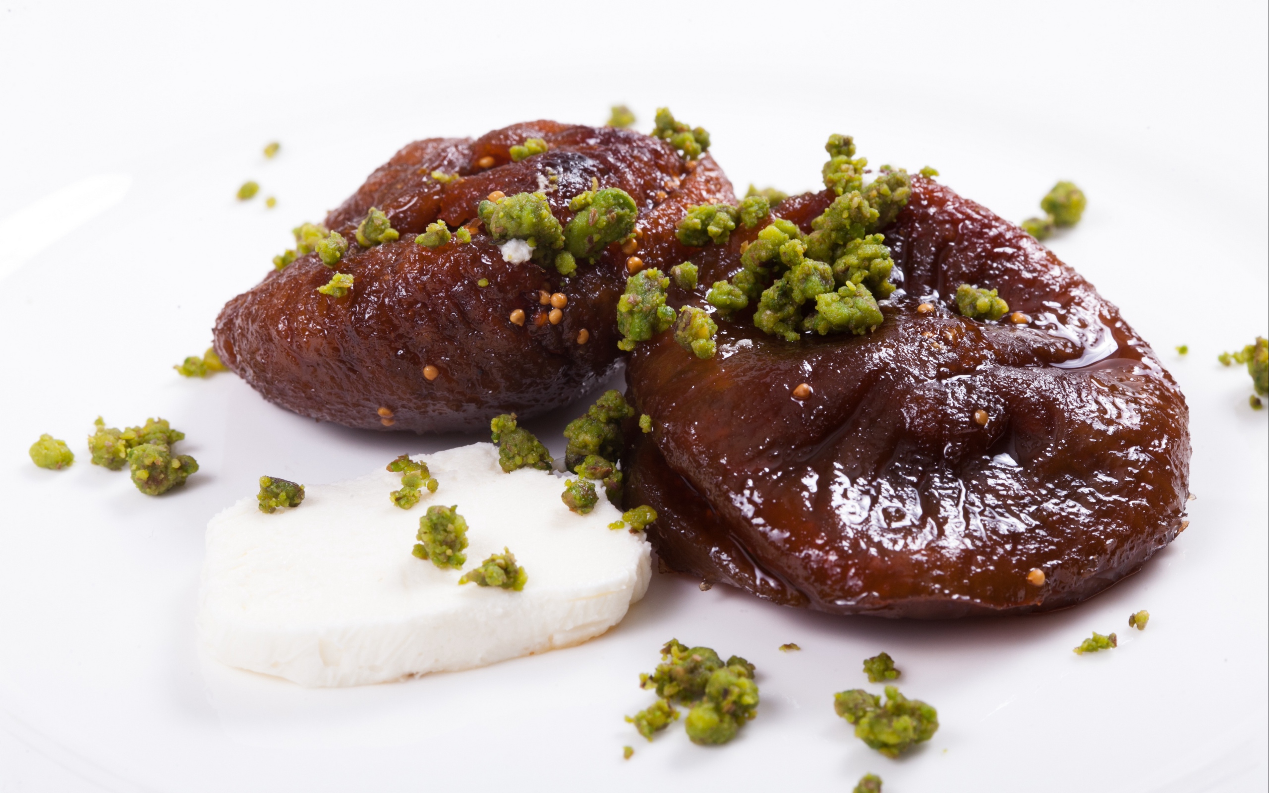 Инжир с фисташковыми орехами на белом фоне