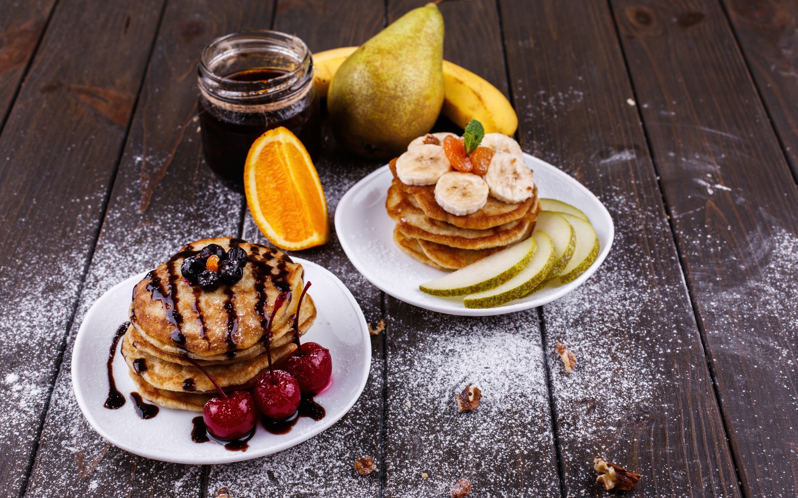 Оладьи на столе с джемом и фруктами