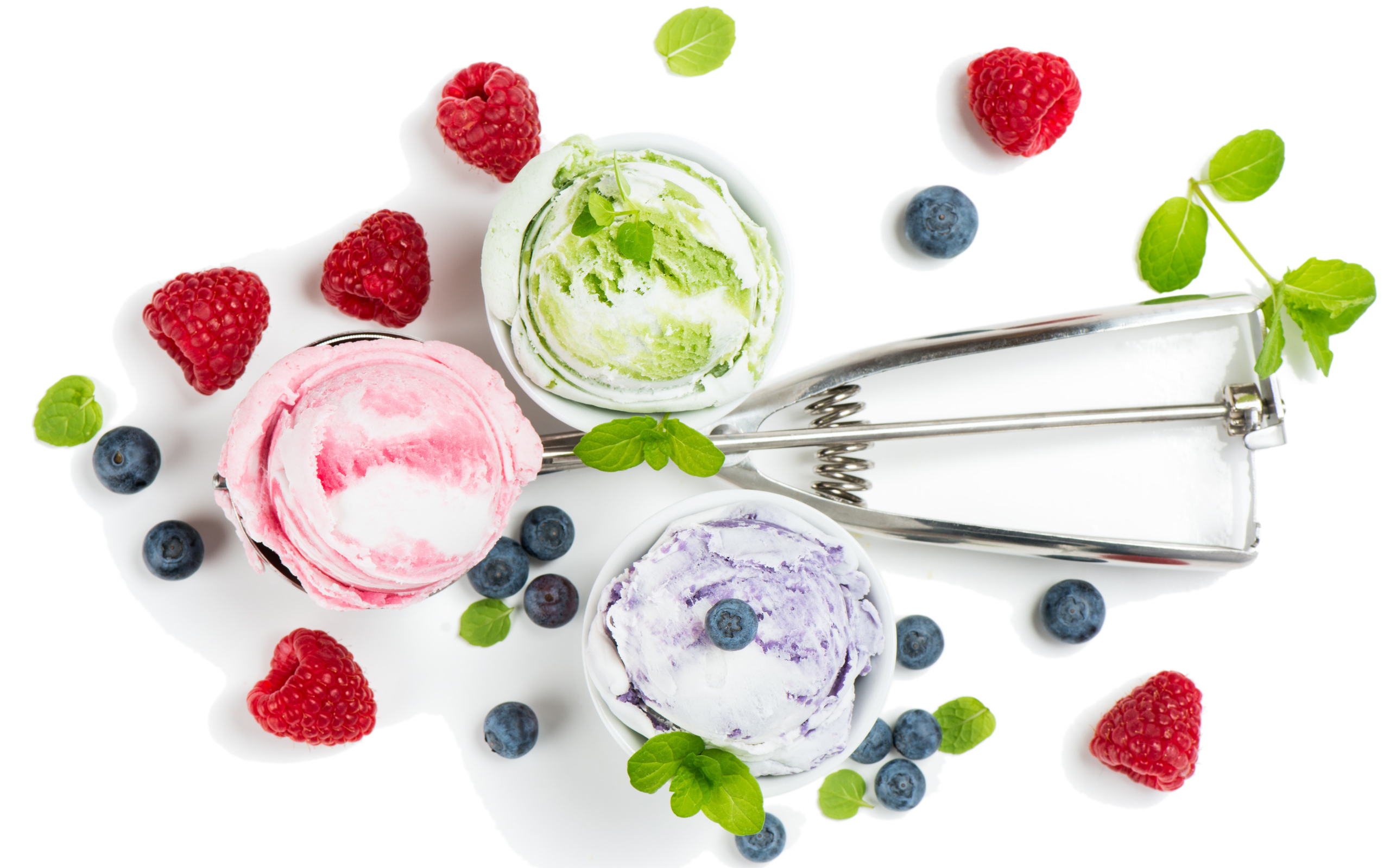 Шарики мороженого на столе с ягодами черники и малины 