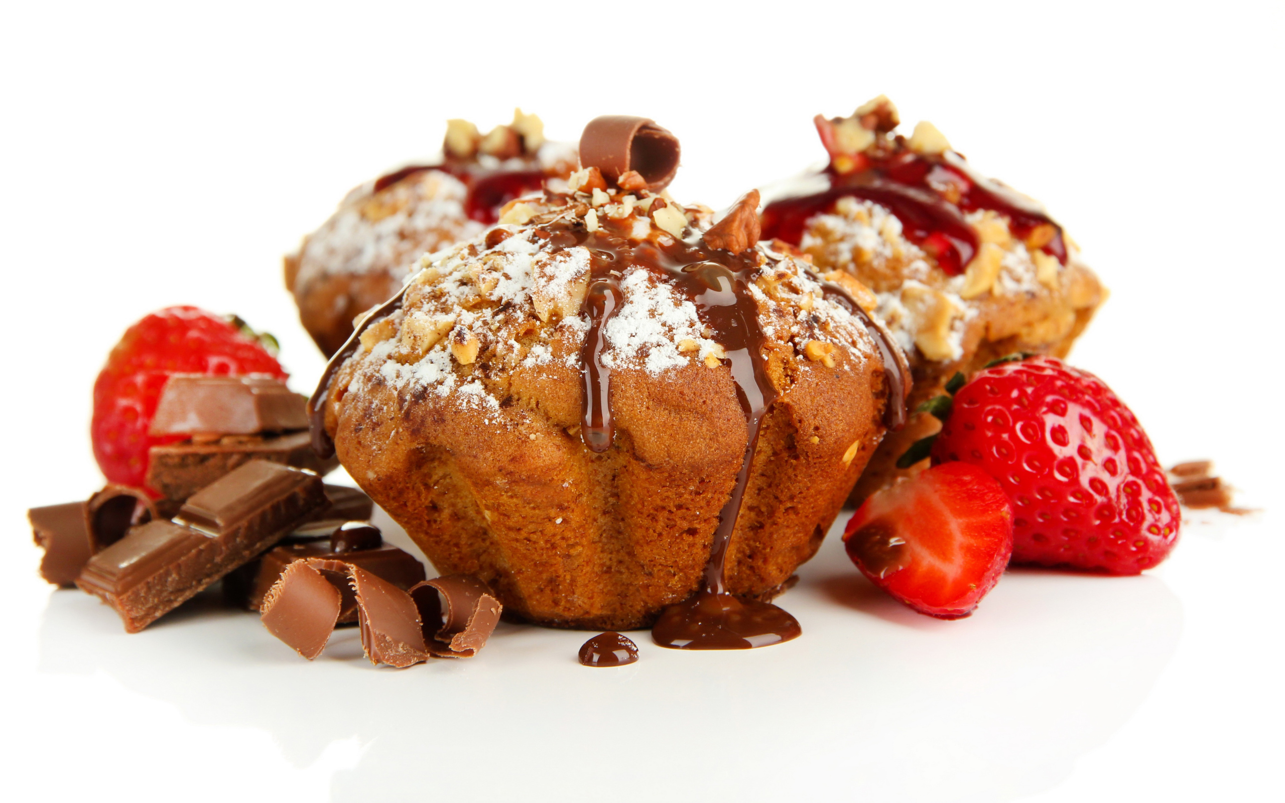 Кексы с сахарной пудрой, орехами, шоколадом и клубникой