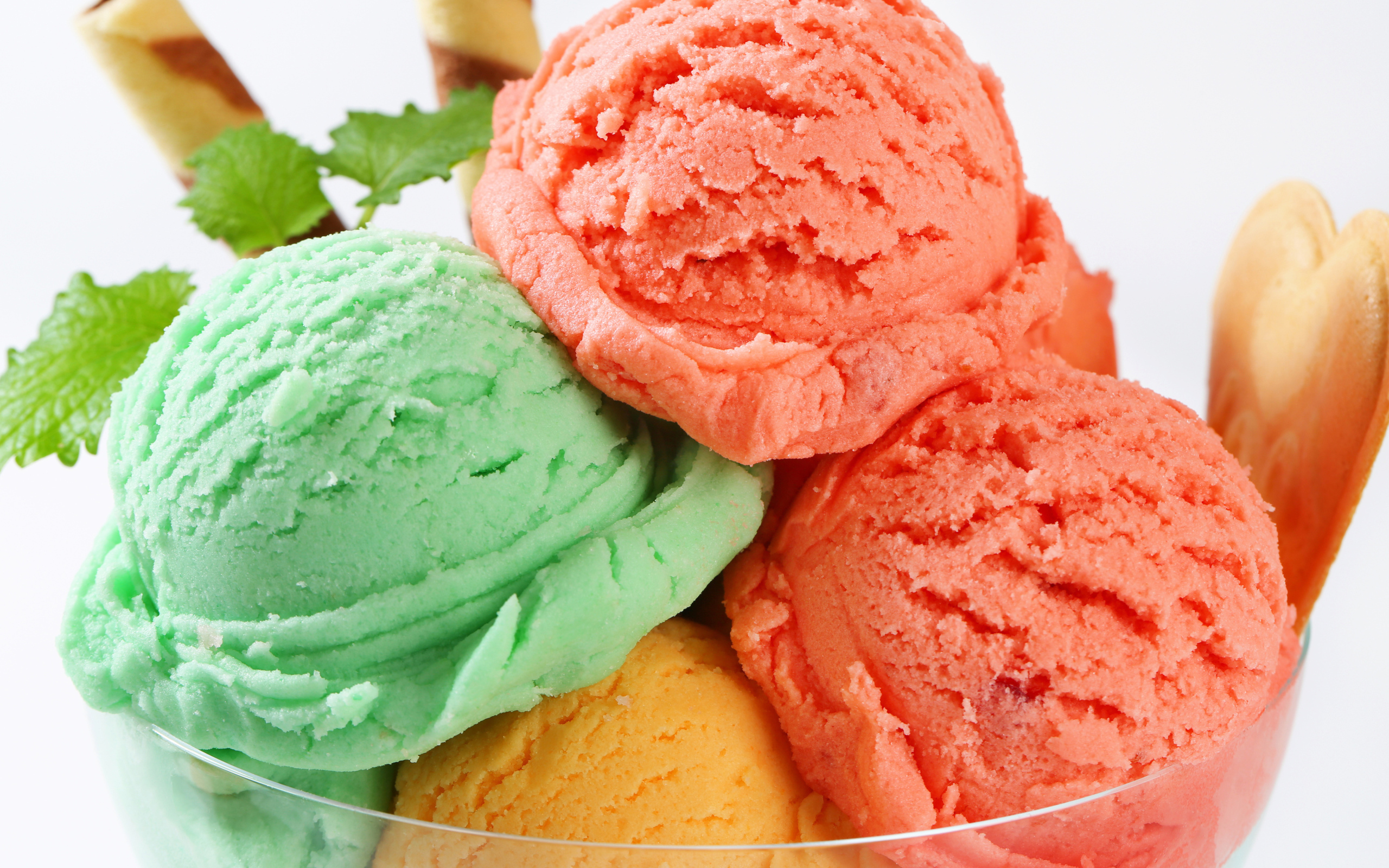 Разноцветное фруктовое мороженое крупным планом