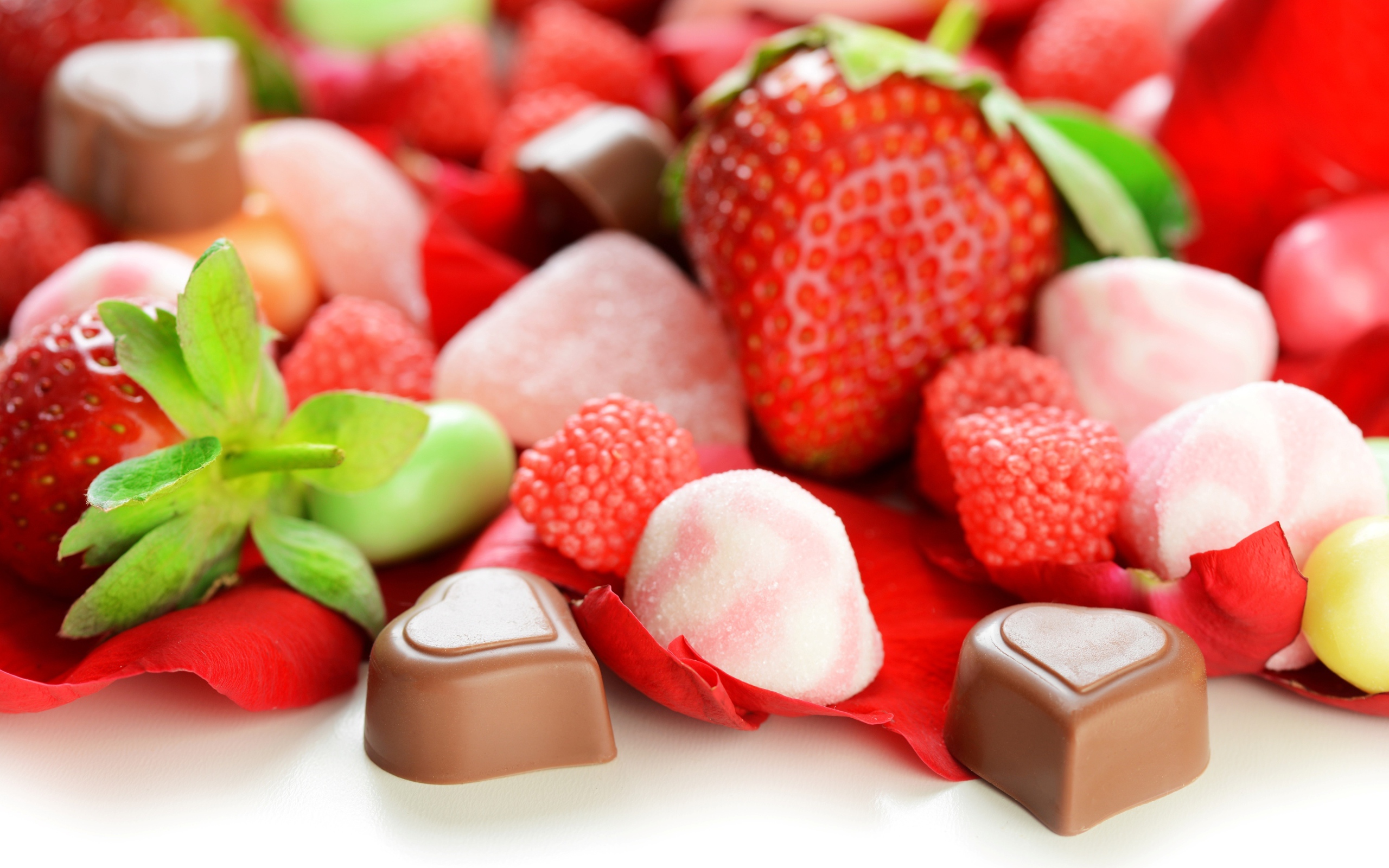 Шоколадные конфеты с ягодами клубники 