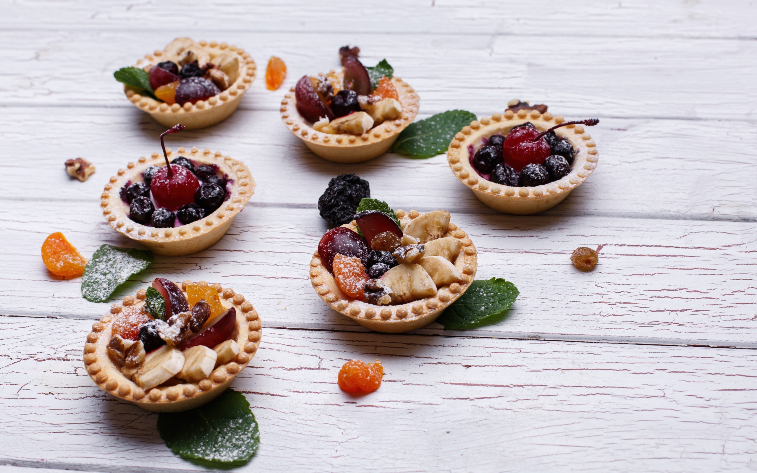 Тарталетки со сливами, бананом и сухофруктами