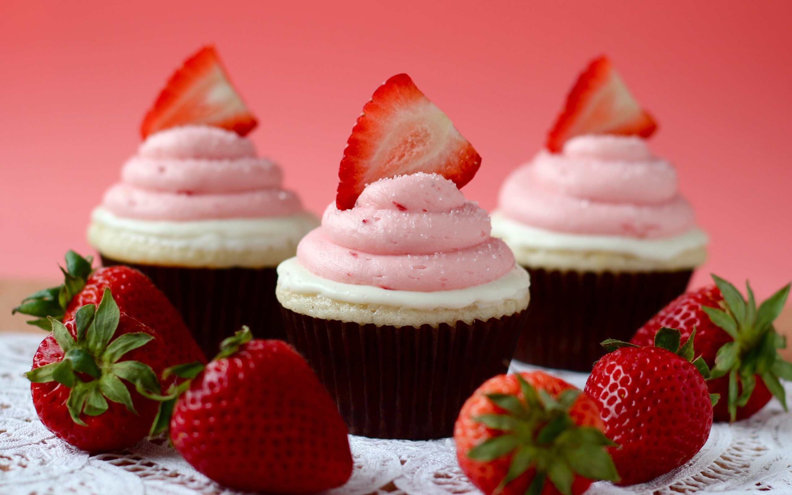 Три маффина с кремом и свежей клубникой