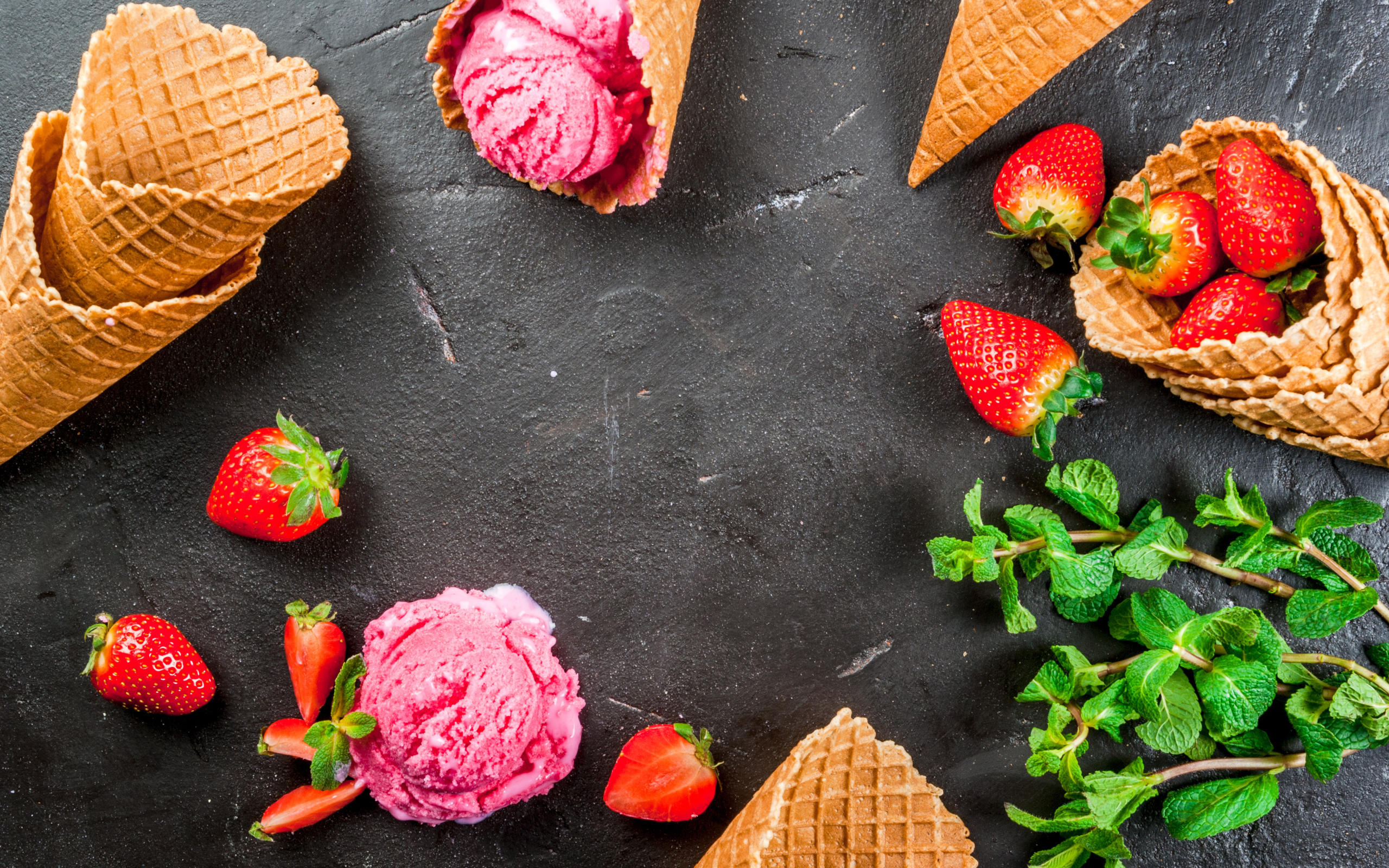 Вафельные рожки с клубничным мороженым и клубникой 