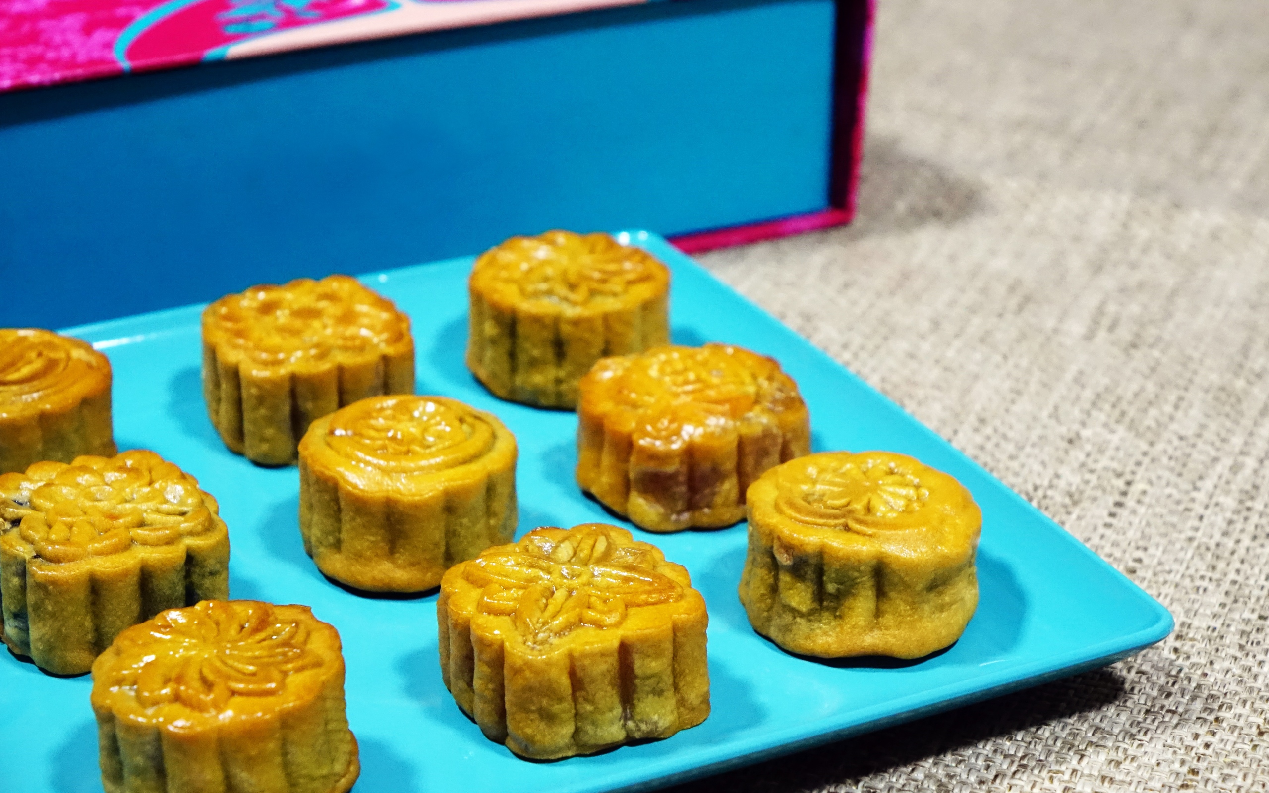 Свежий десерт на голубой тарелке 