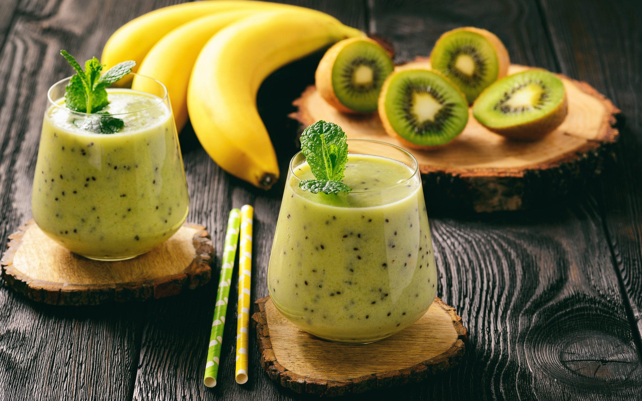 Коктейль с киви и бананами в стаканах на столе