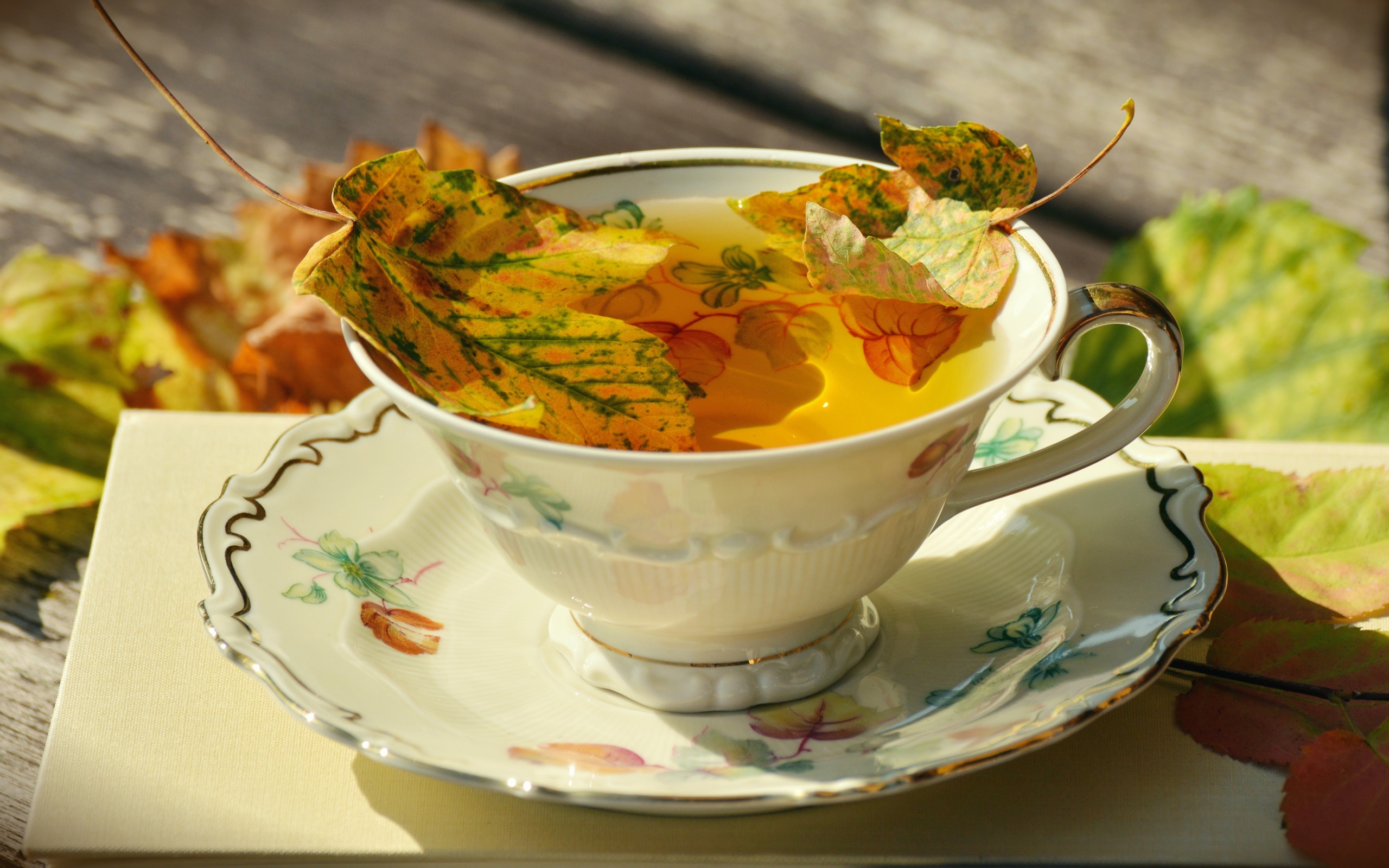 Чай в красивой чашке с осенней листвой