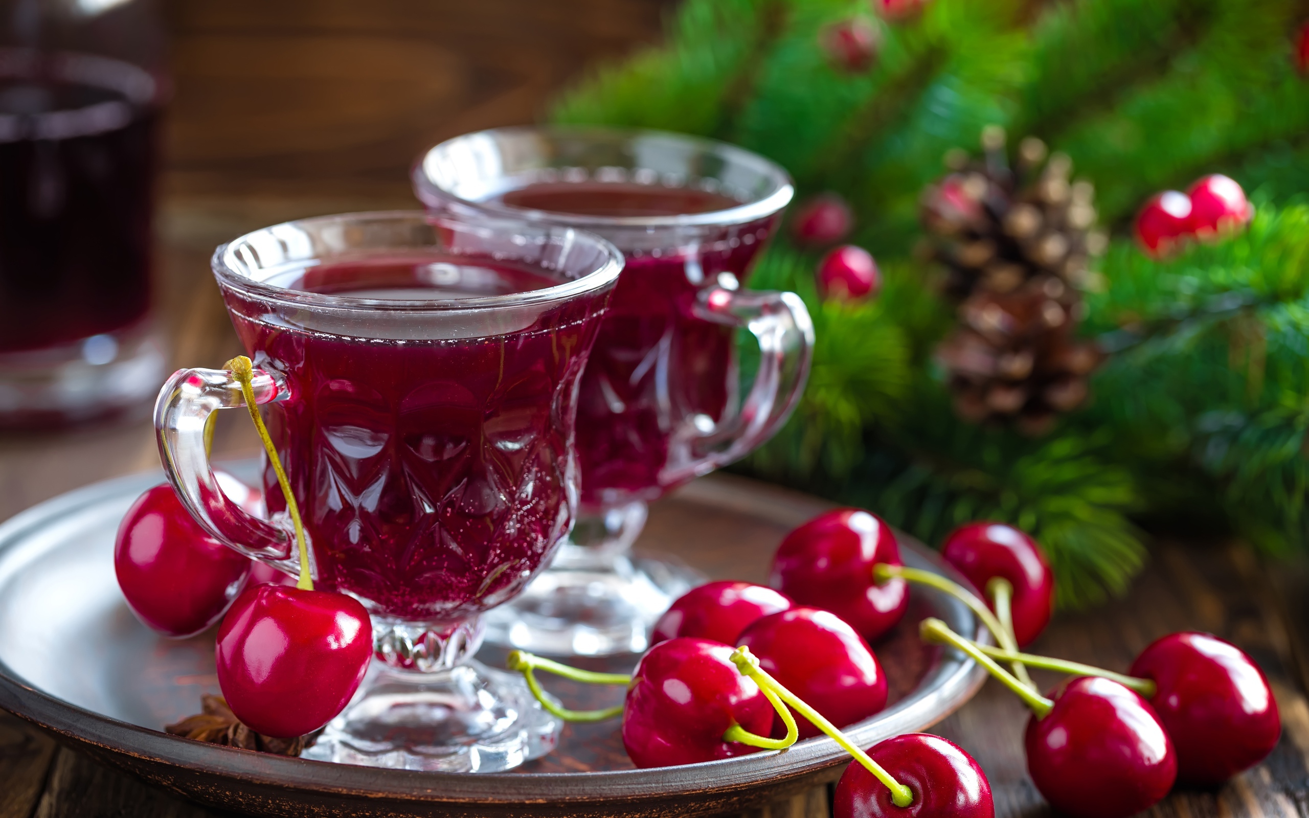 Две чашки вишневого сока со свежими вишнями на столе