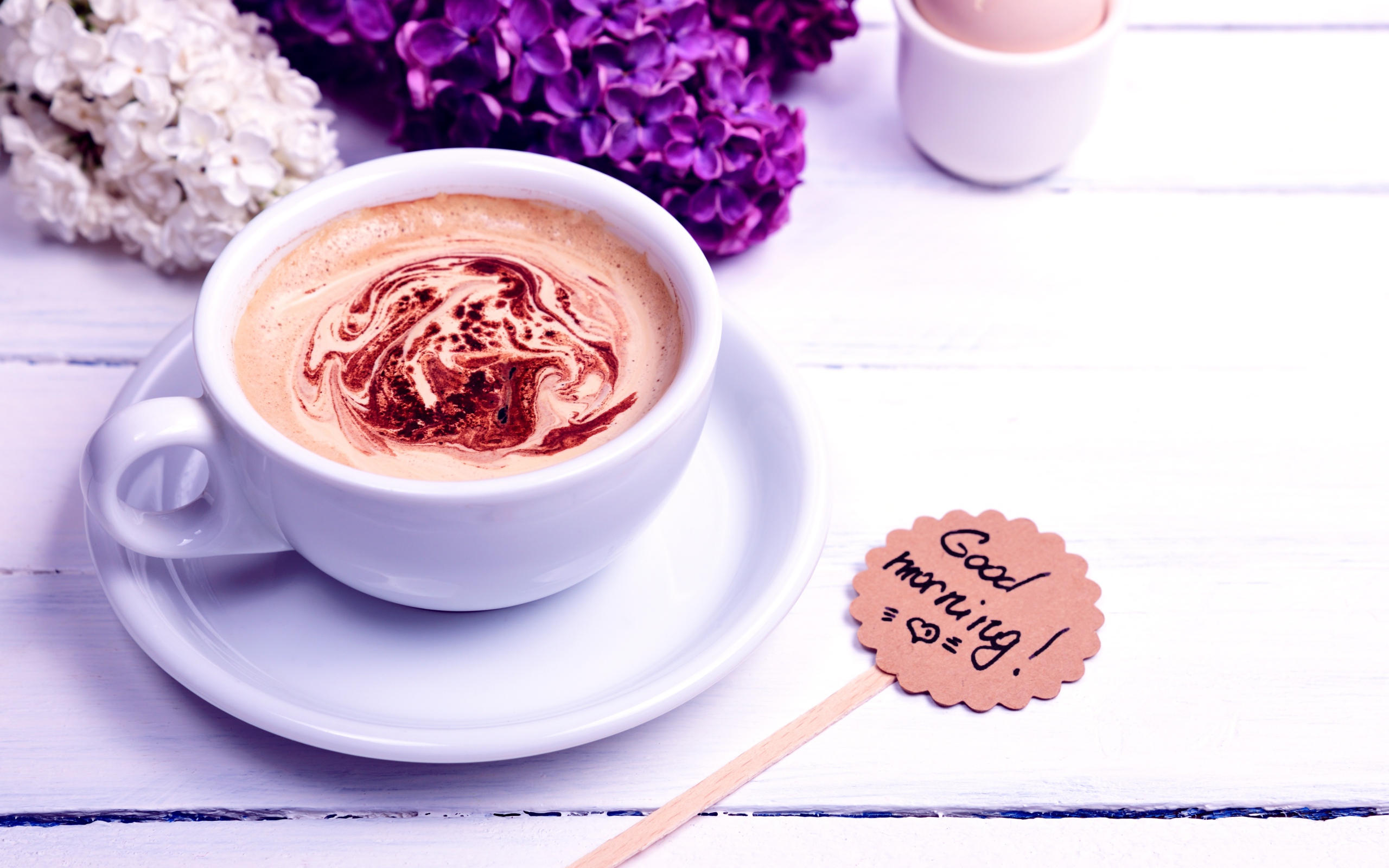 Белая чашка кофе с цветами сирени и яйцом на завтрак